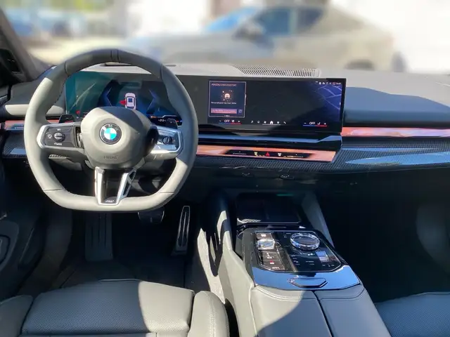 BMW 5 Series view 10