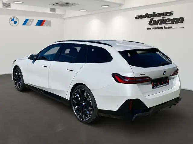 BMW 5 Series view 4