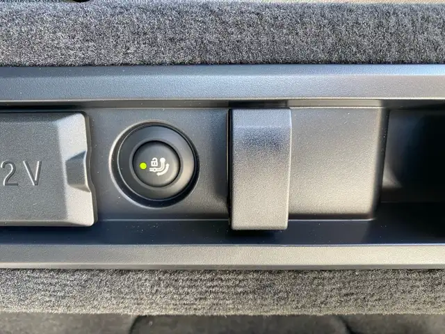 BMW 5 Series view 13