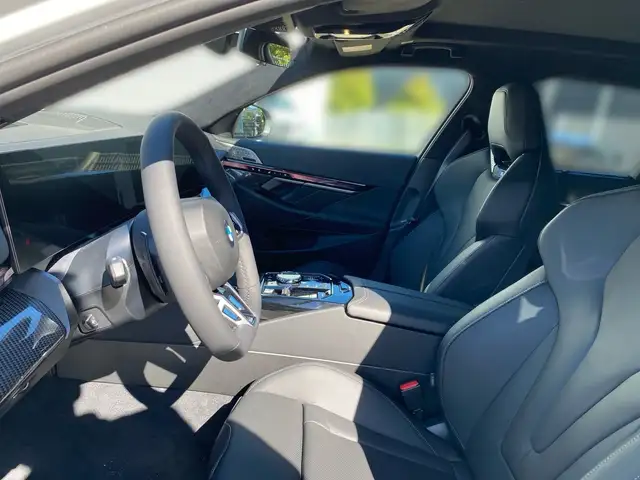 BMW 5 Series view 7