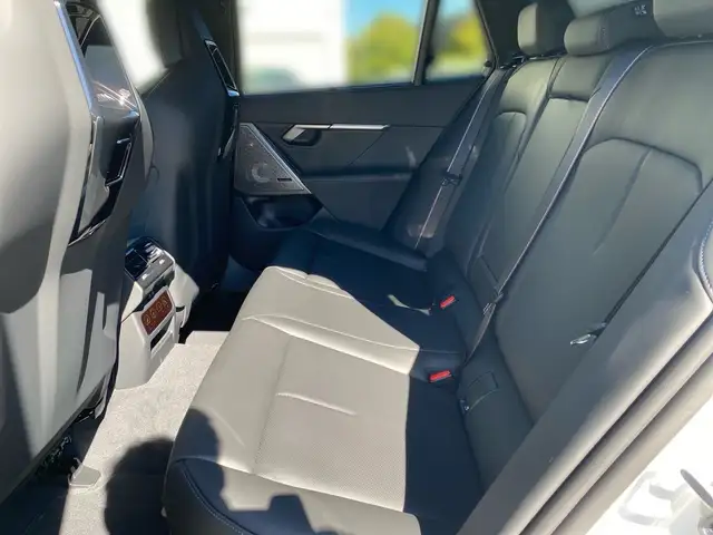 BMW 5 Series view 11