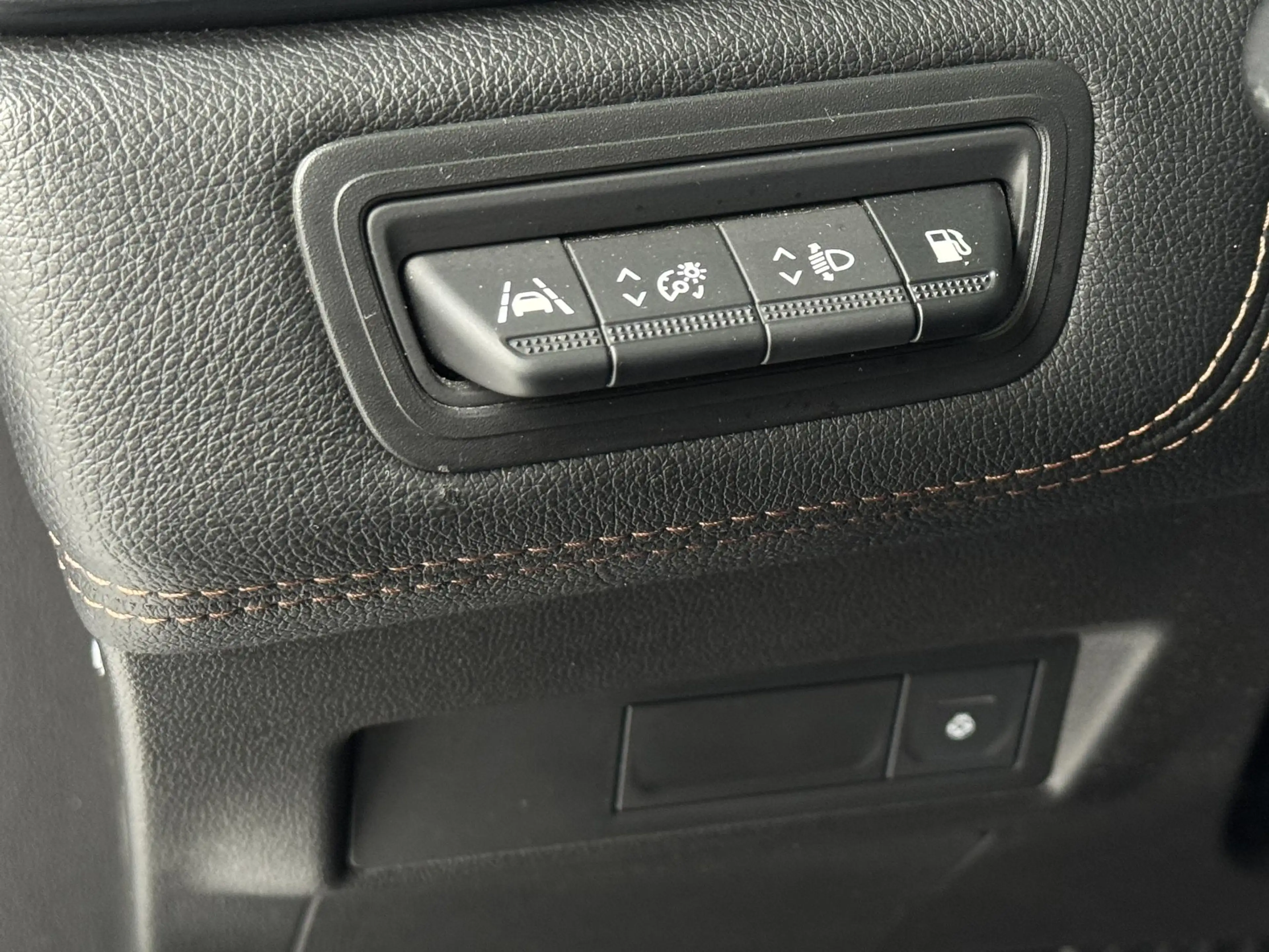 Renault Captur 1.6 E-Tech Plug-in Hybrid 160 Initiale Paris | Led — photo 17