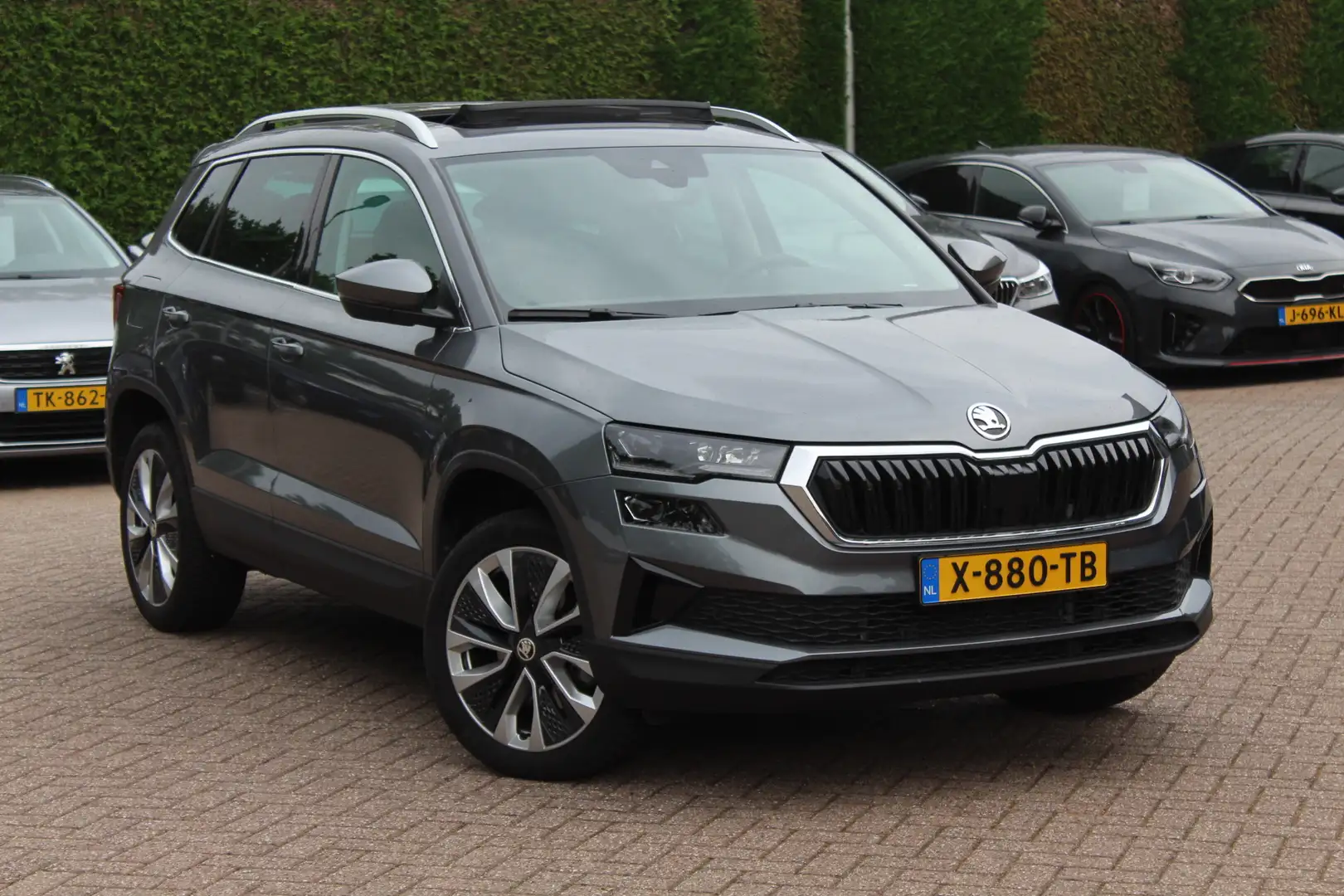 Skoda Karoq 1.5 TSI ACT Business Edition Plus / Trekhaak / Pan Grijs - 1
