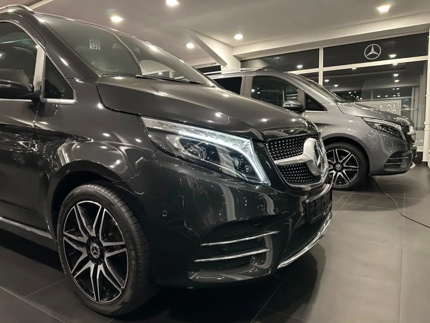 Mercedes-Benz V 300 d*EXCLUSIVE*4MATIC*AMG*7Sitzer*StHz*Konsole Noir - 2