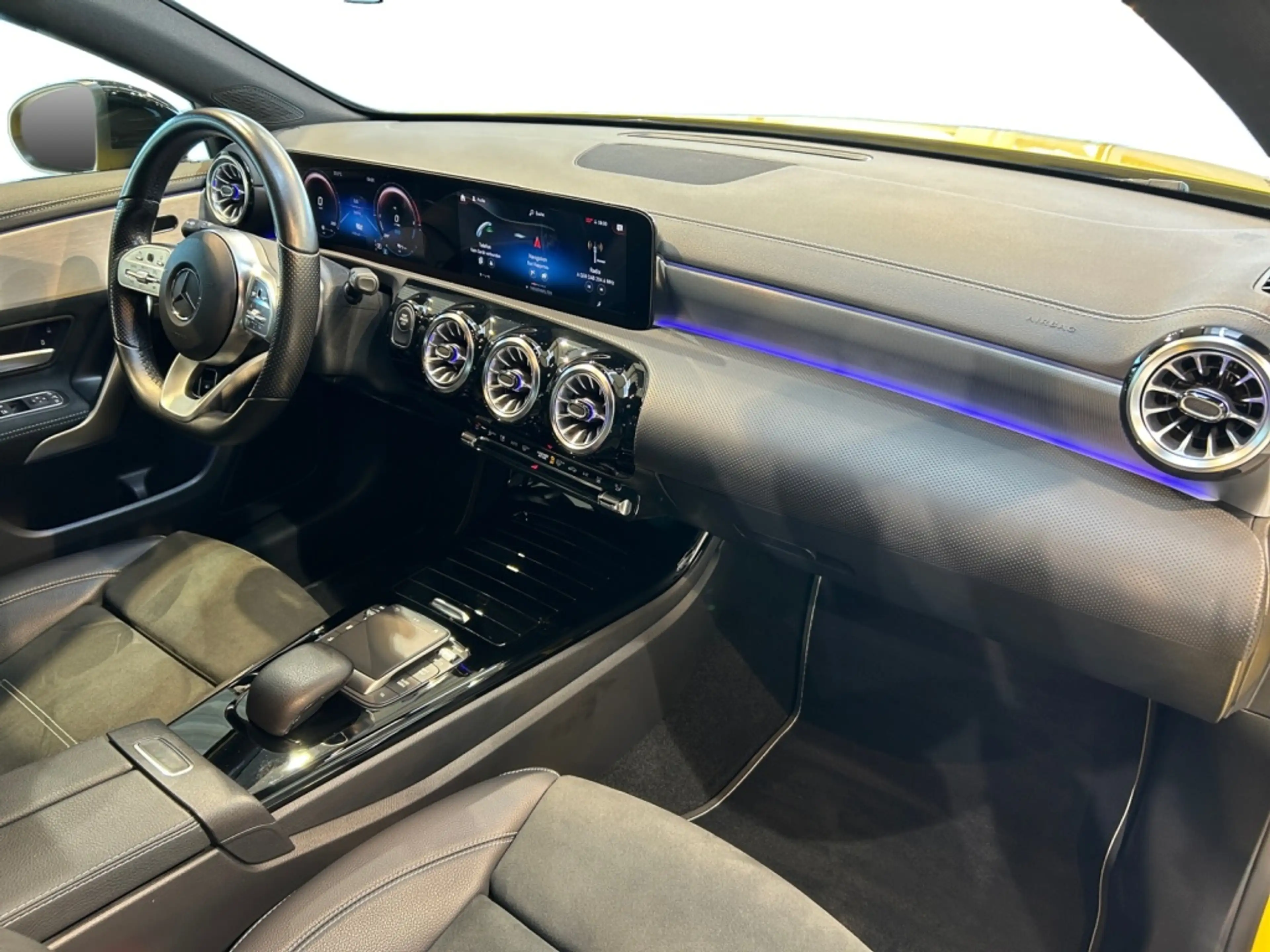 Mercedes-Benz A 250 e AMG AMG+MBUX+MBeam+Night+Wide+Cam+LED — photo 11