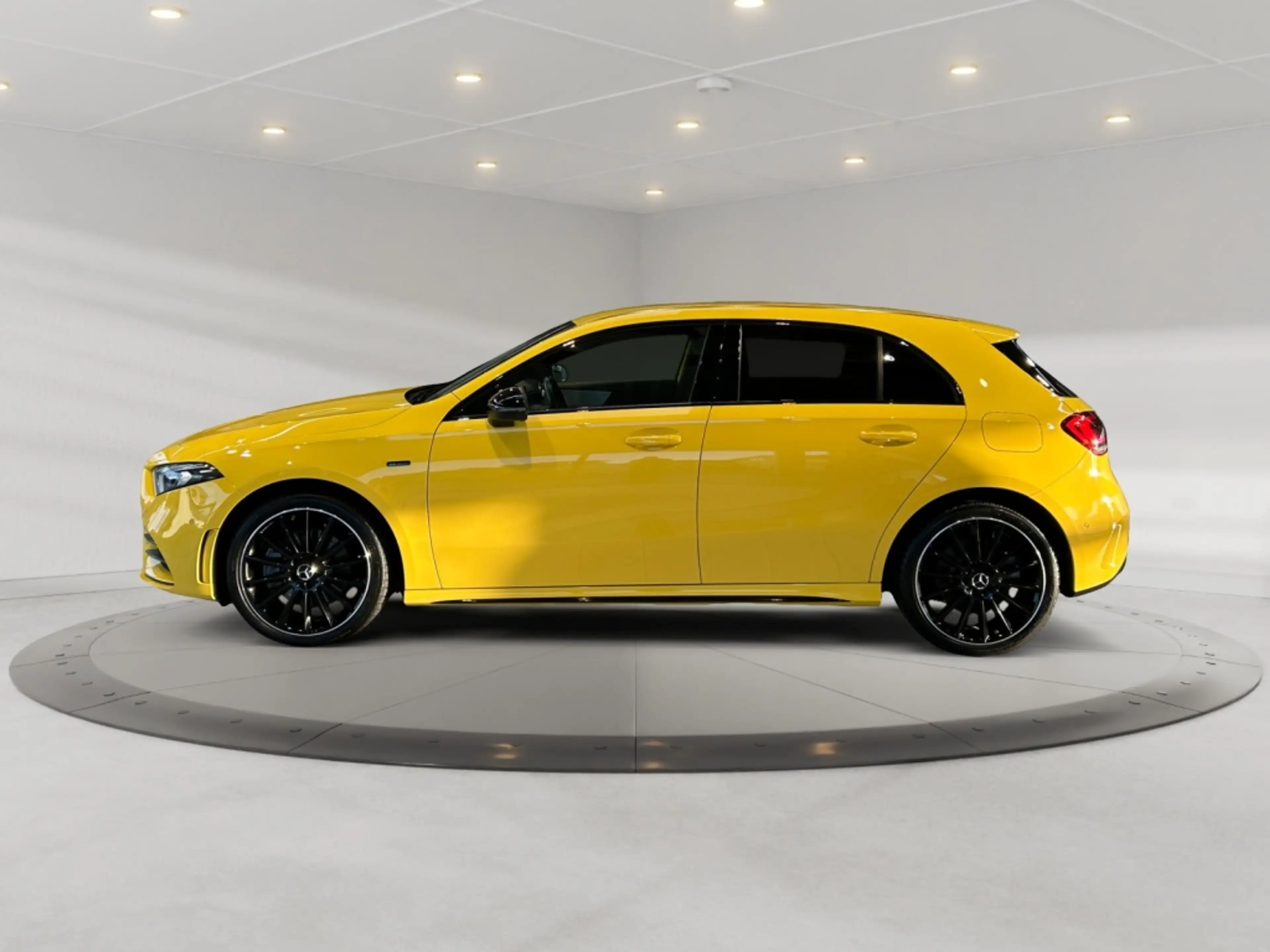 Mercedes-Benz A 250 e AMG AMG+MBUX+MBeam+Night+Wide+Cam+LED — photo 6