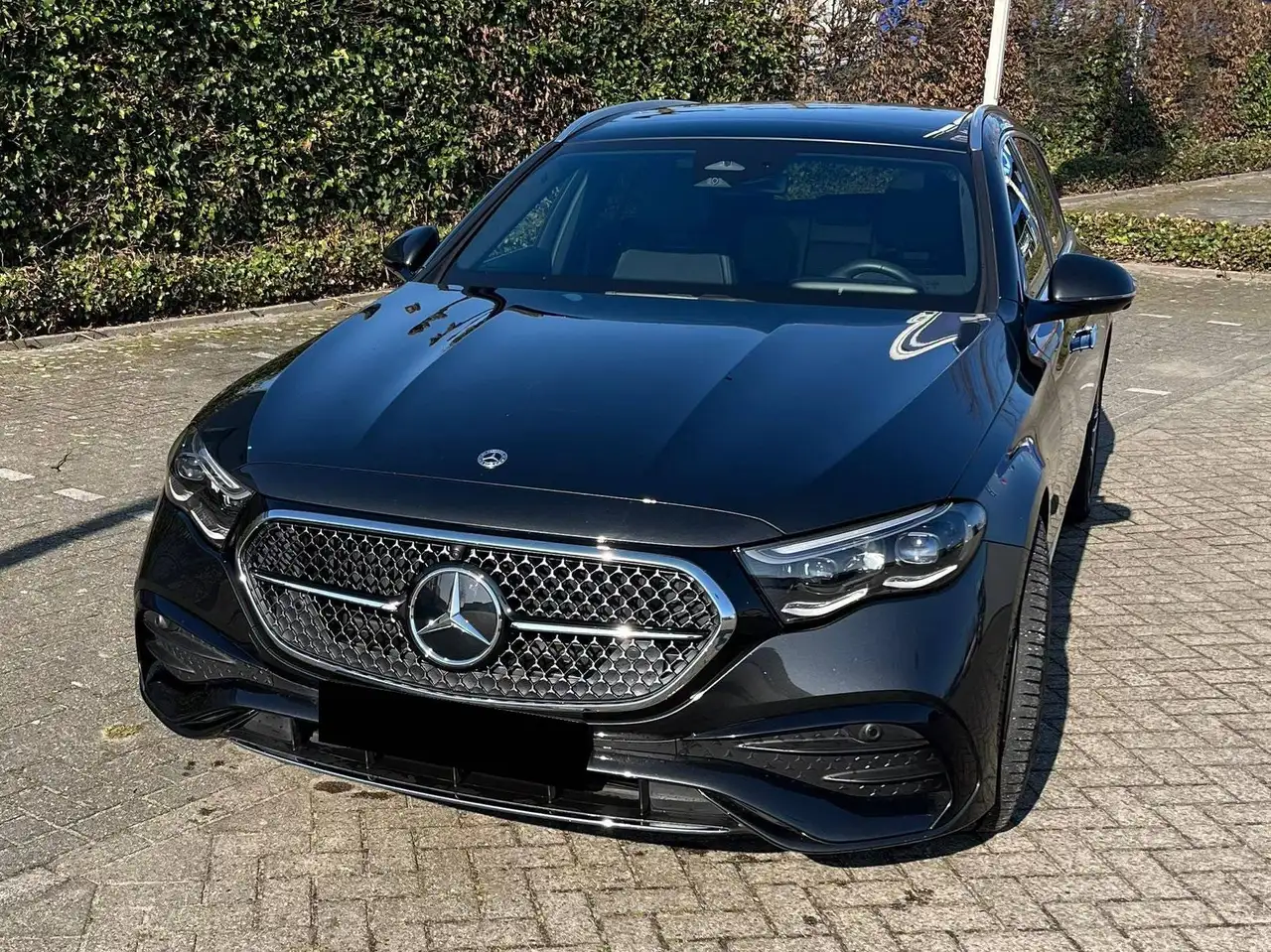 Mercedes-Benz E 300 e AMG Line — photo 1 of 9