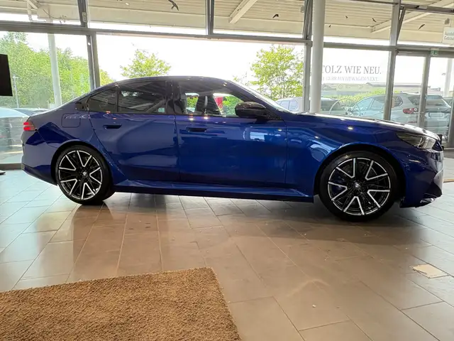 BMW M5 view 9