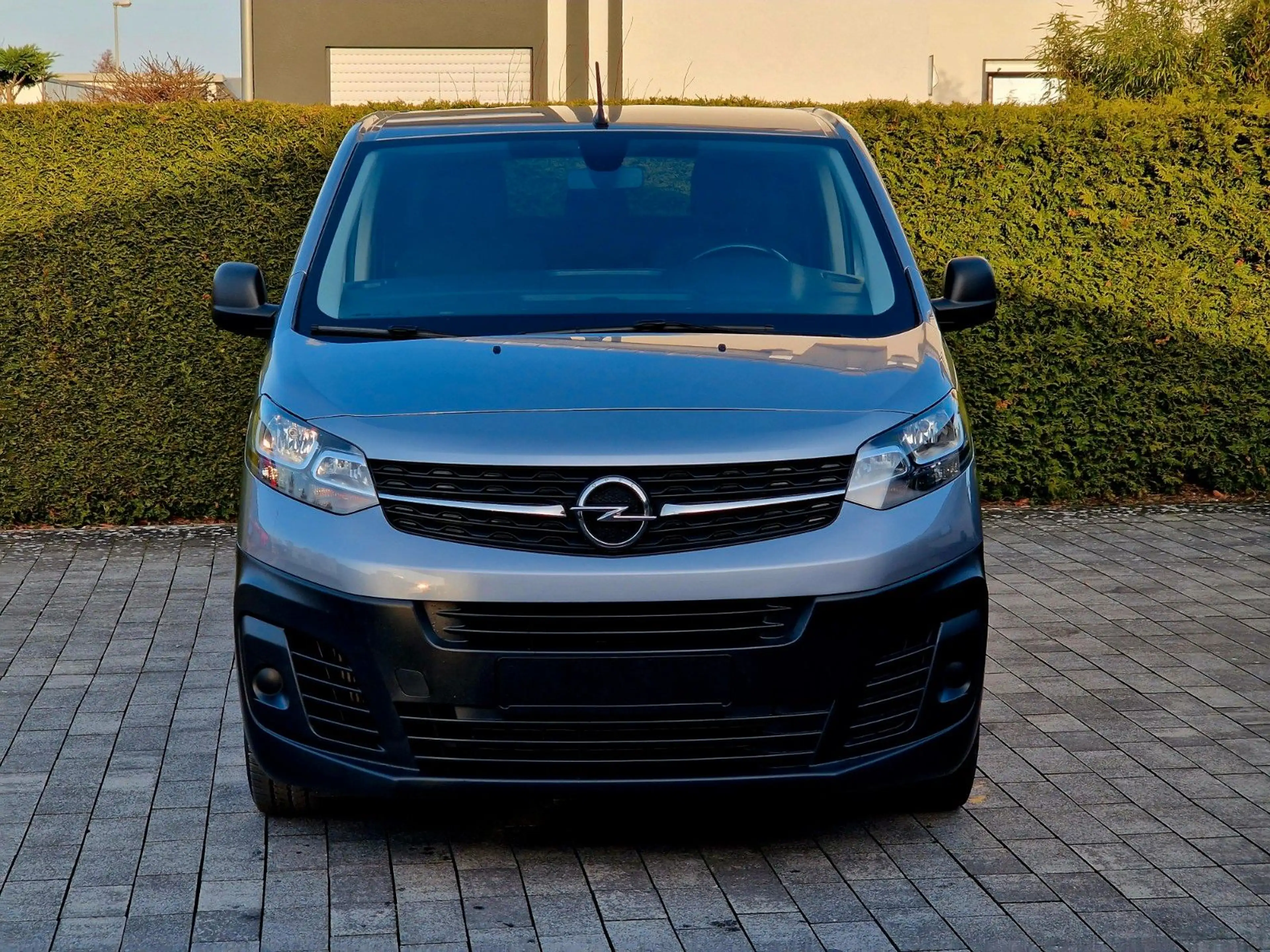 Opel Vivaro Edition M L2 DoKa Automatik *5-Sitze* — photo 5