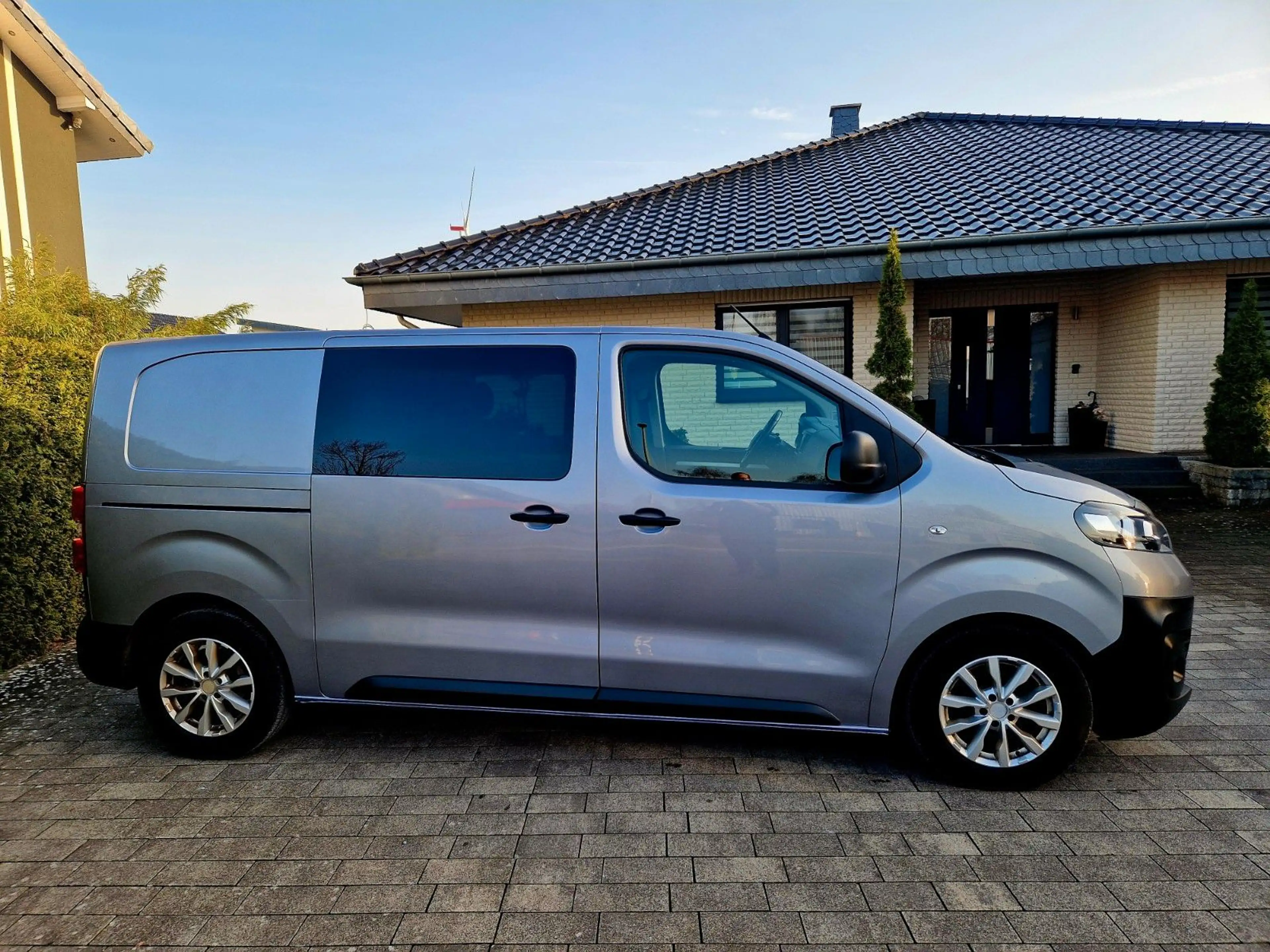 Opel Vivaro Edition M L2 DoKa Automatik *5-Sitze* — photo 3