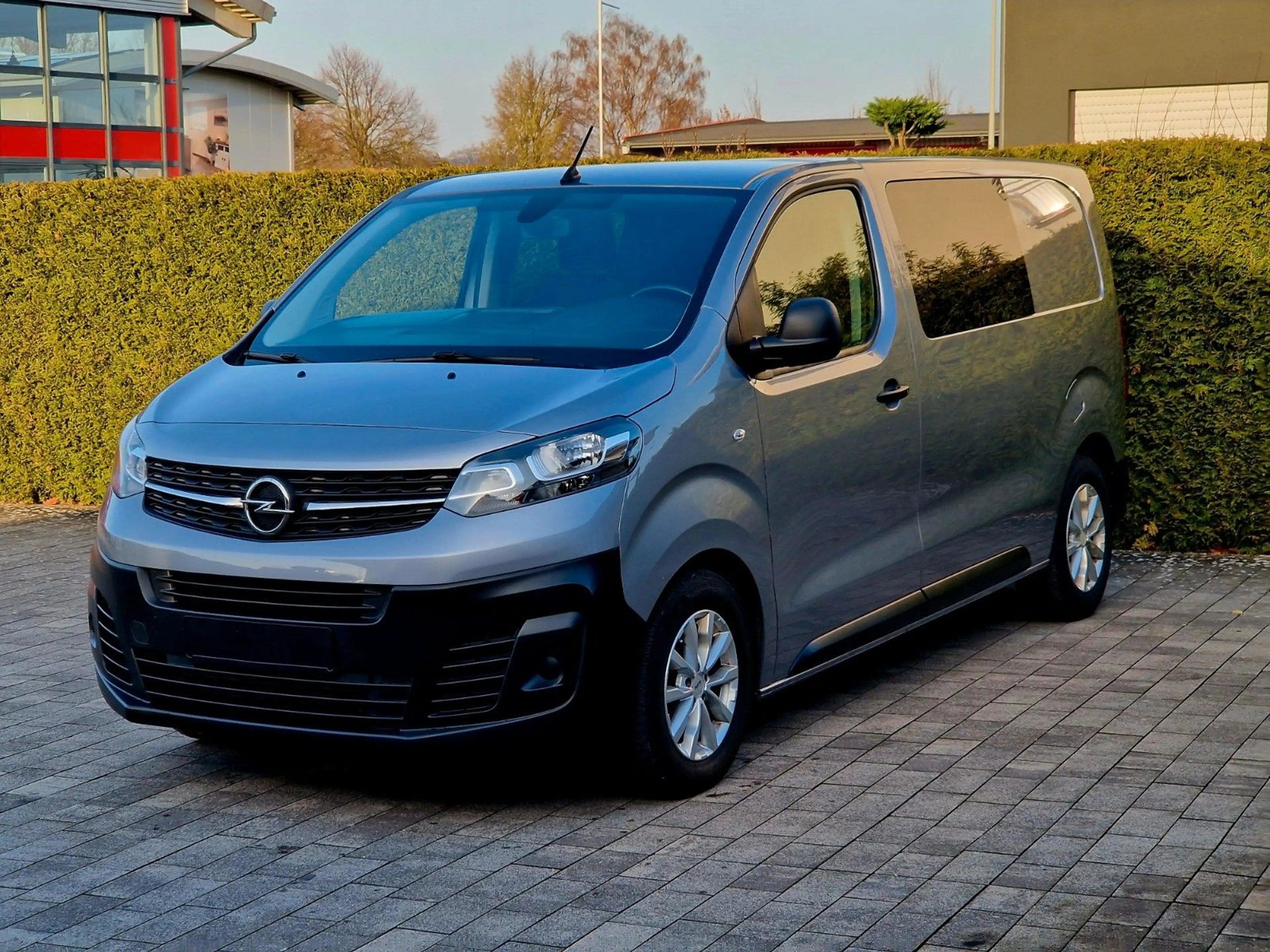 Opel Vivaro Edition M L2 DoKa Automatik *5-Sitze* — photo 6