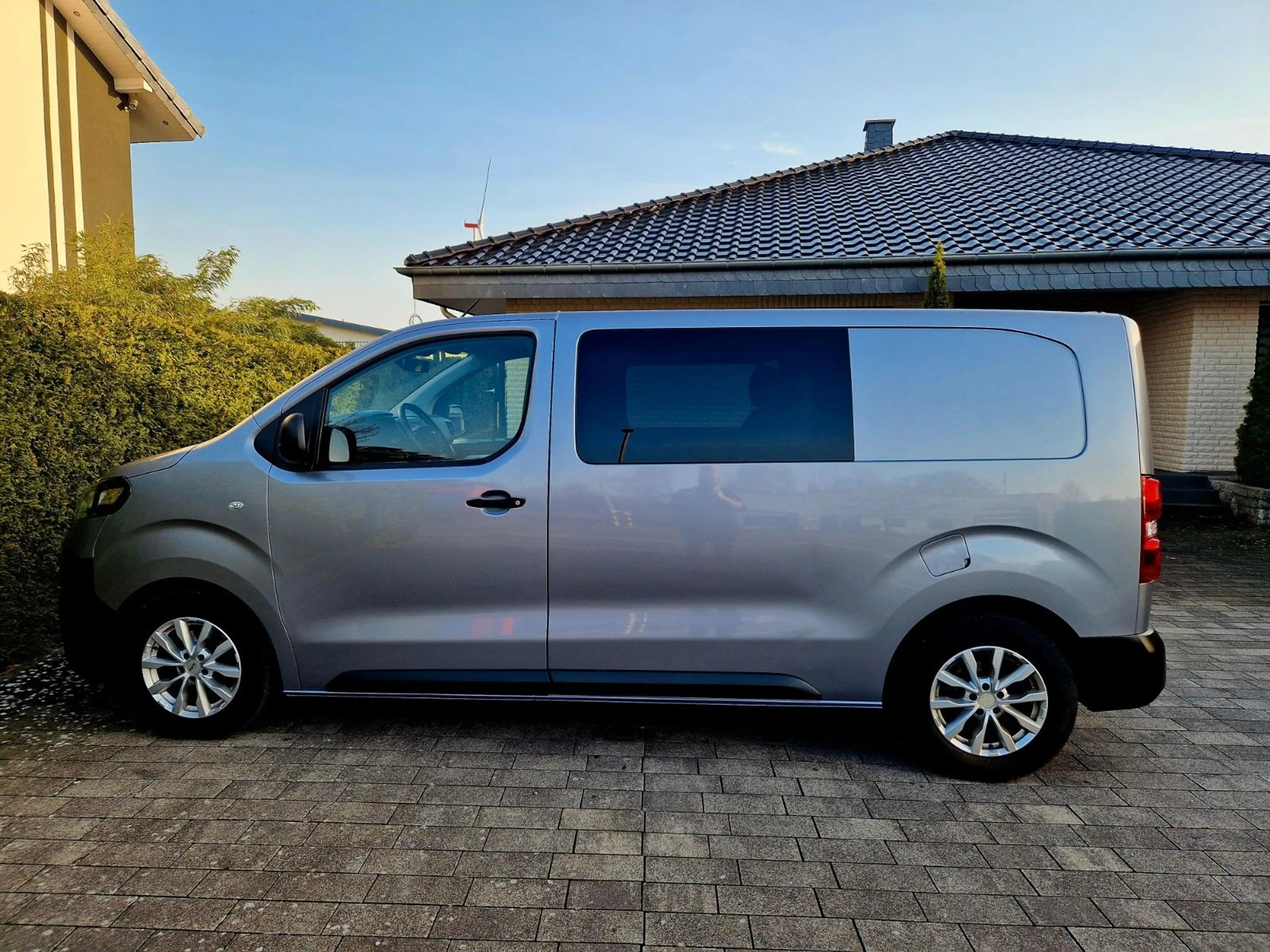 Opel Vivaro Edition M L2 DoKa Automatik *5-Sitze* — photo 7