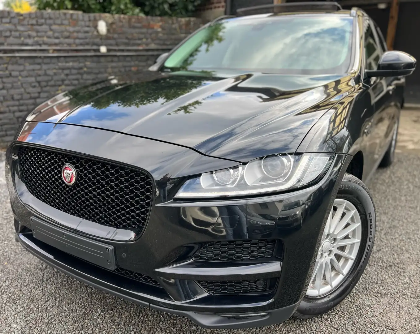 Jaguar F-Pace 2.0 D AWD Portfolio + CAMÉRA + NAVI + TOIT PANO Noir - 1