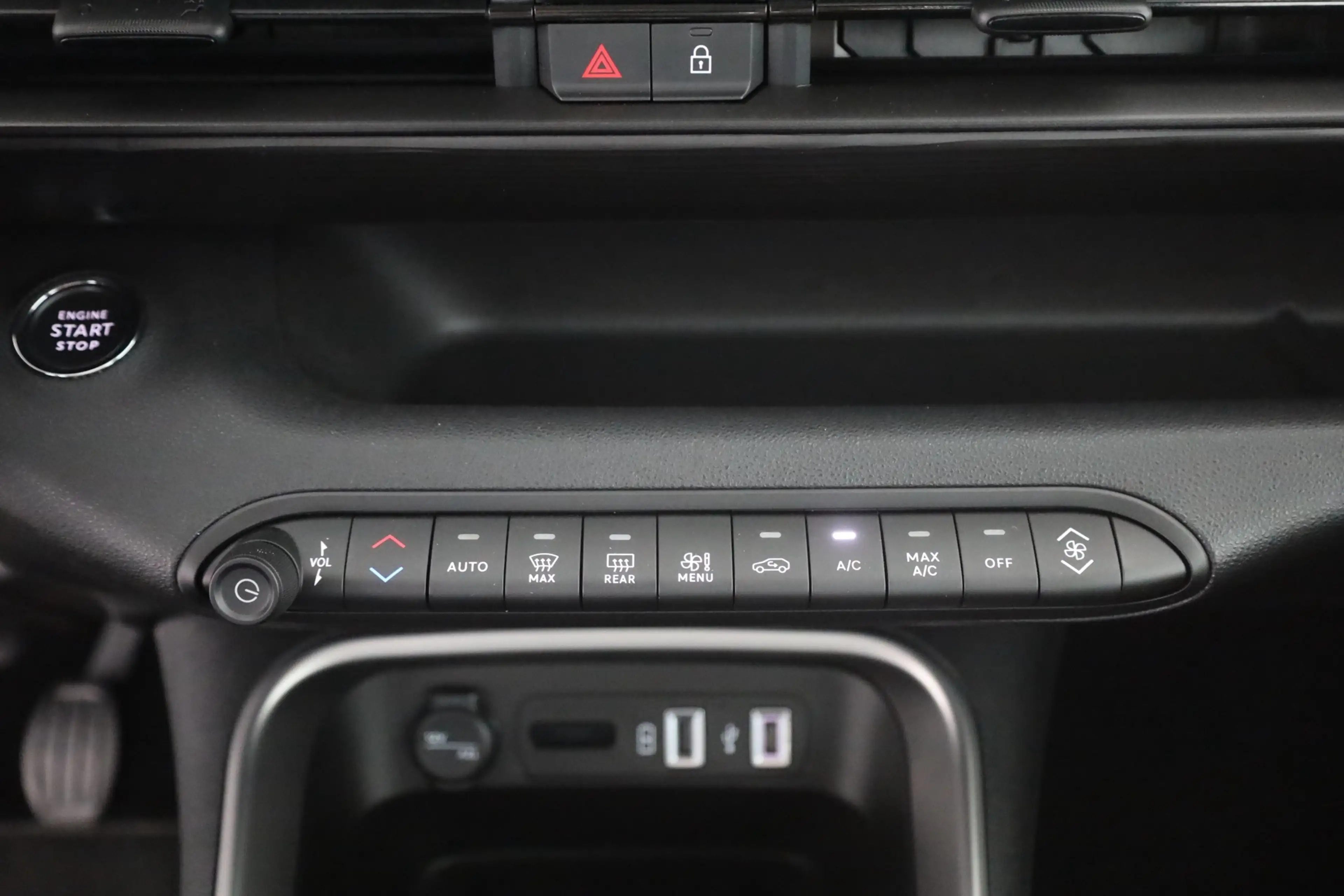 Jeep Avenger 1.2 Altitude LED ACC 360° Navi Beats PDC — photo 12