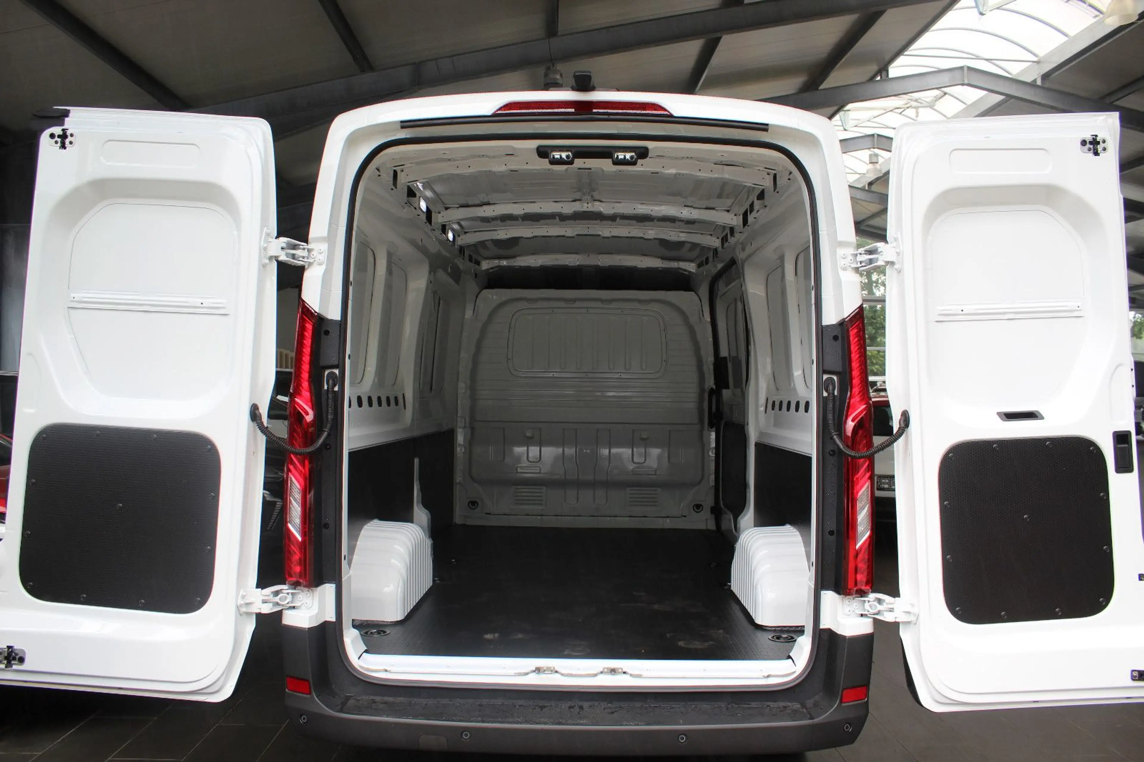 Maxus Deliver 9 2.0Diesel(Neues Modell,Rückfahrkamera) — photo 7