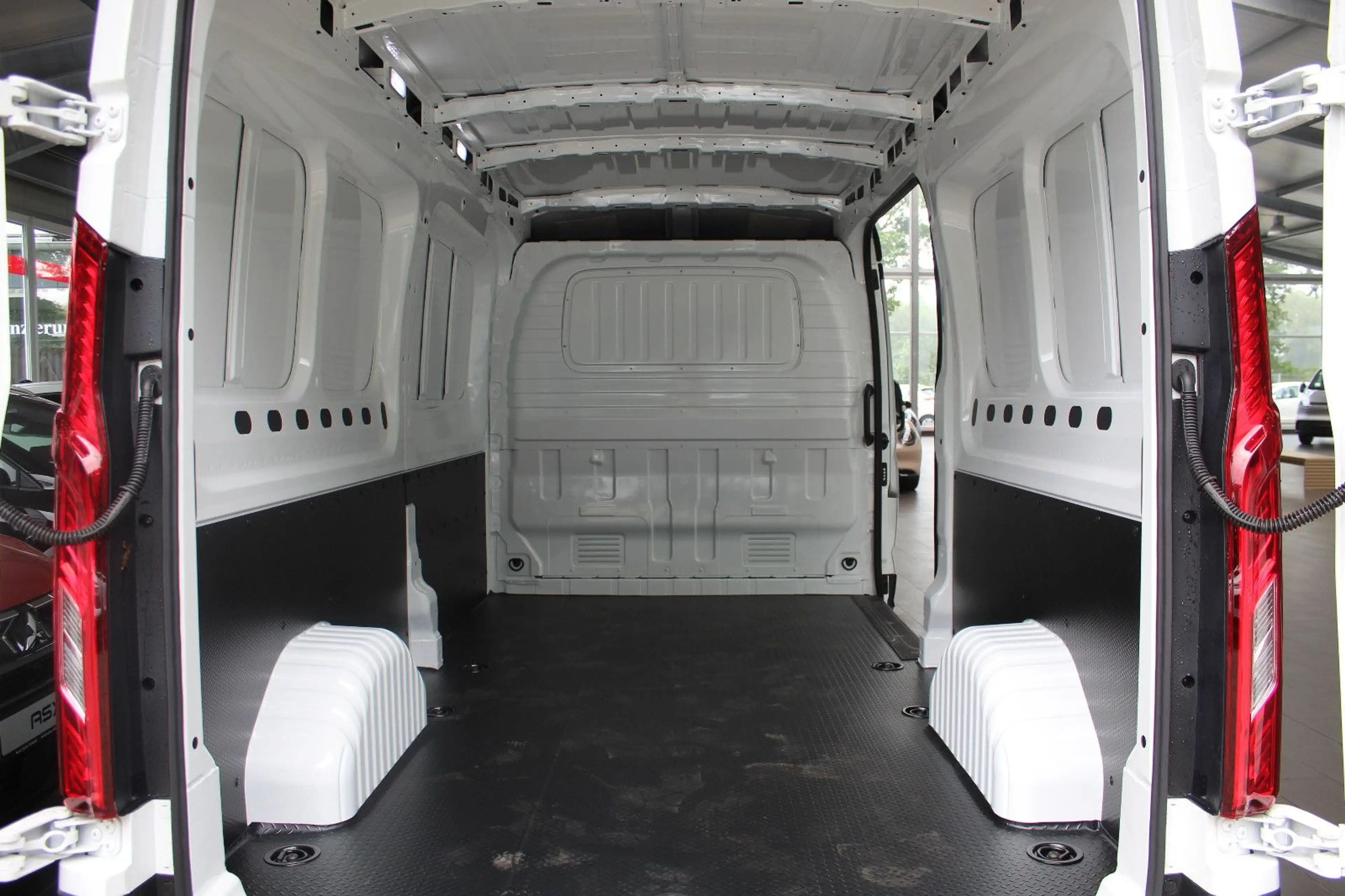Maxus Deliver 9 2.0Diesel(Neues Modell,Rückfahrkamera) — photo 9