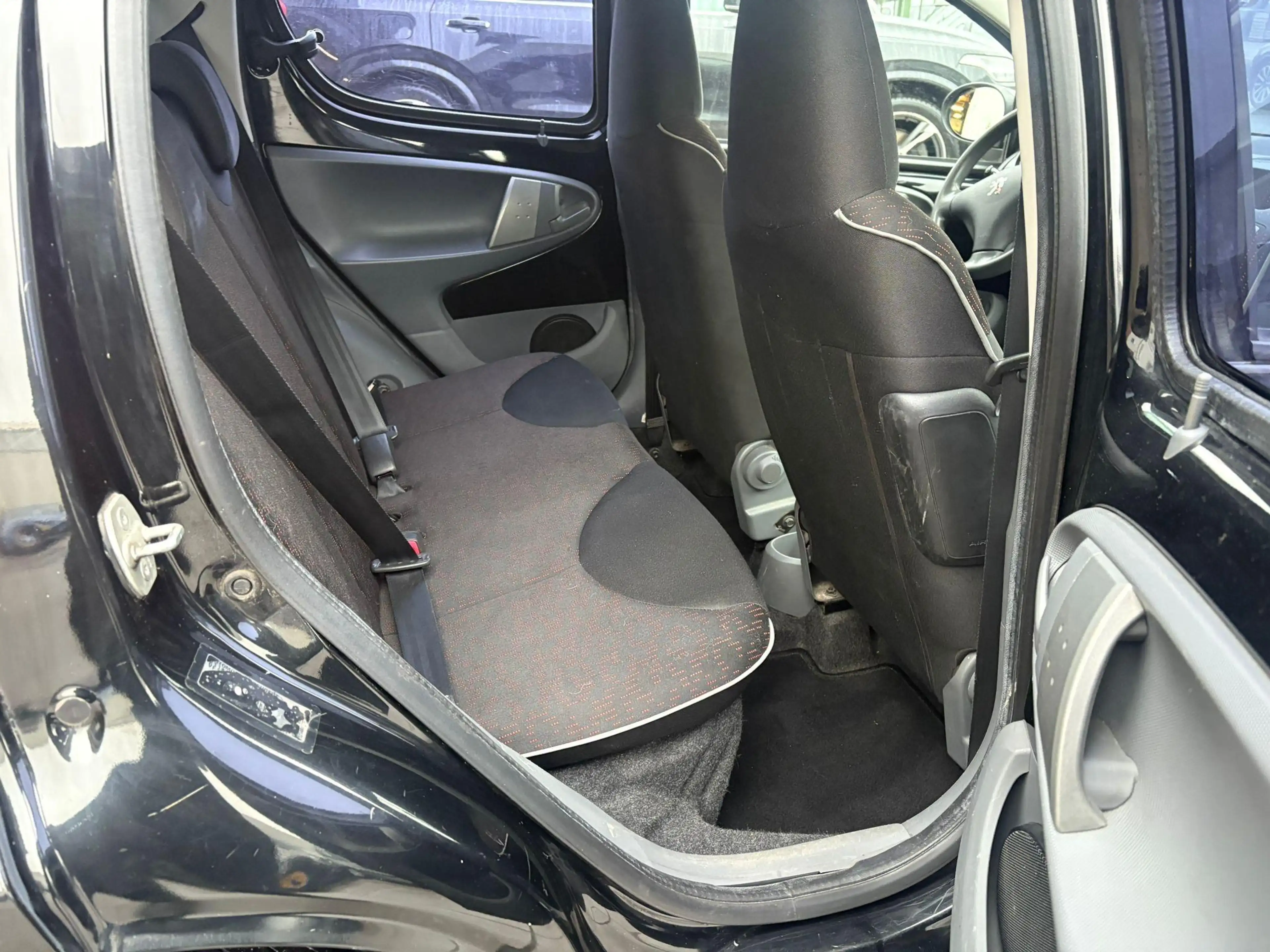 Peugeot 107 1.0-12V XS — photo 11