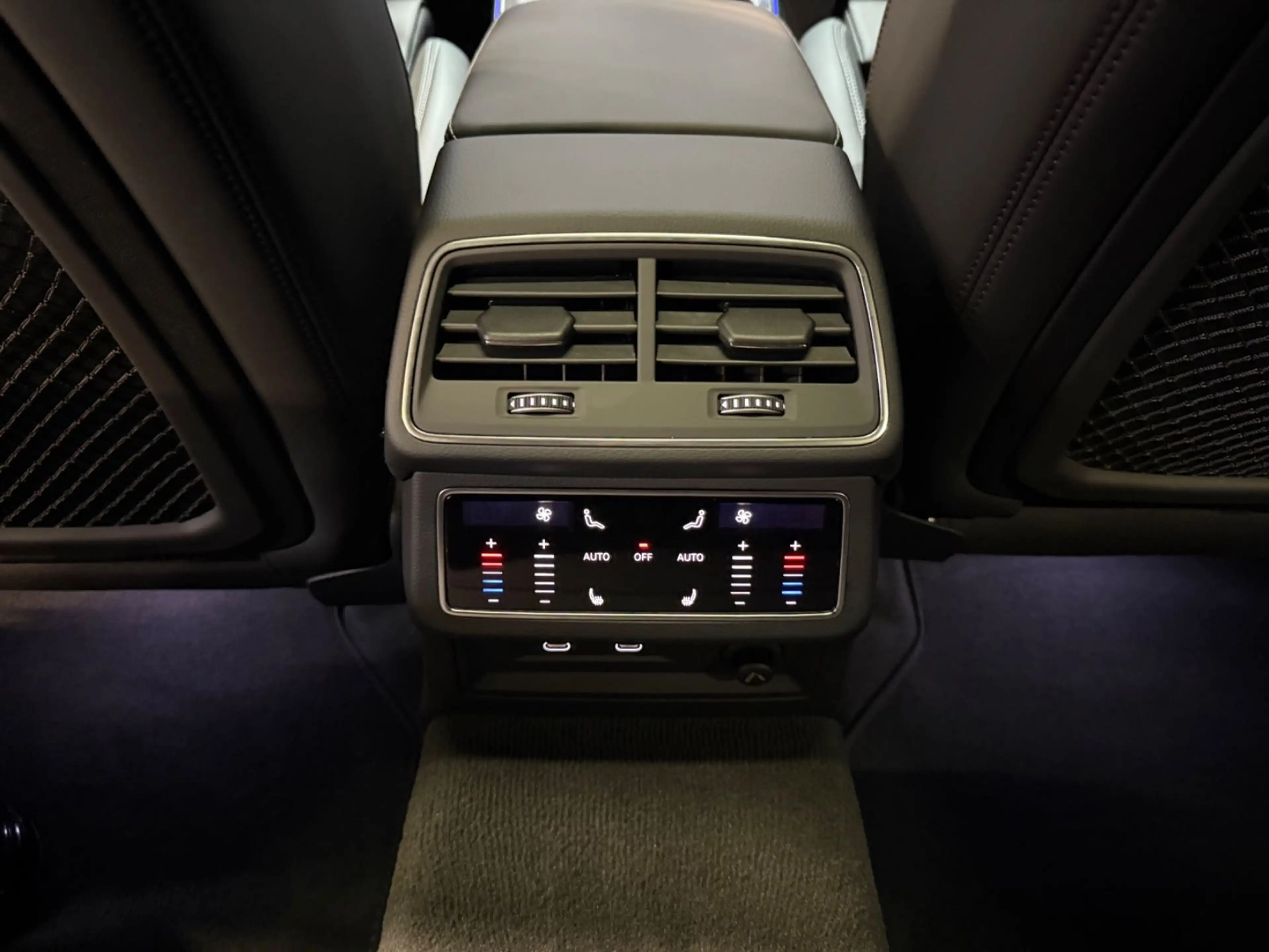 Audi RS7 Sportback 4.0 TFSI quattro~HEAD-UP~PANO~MATR — photo 23