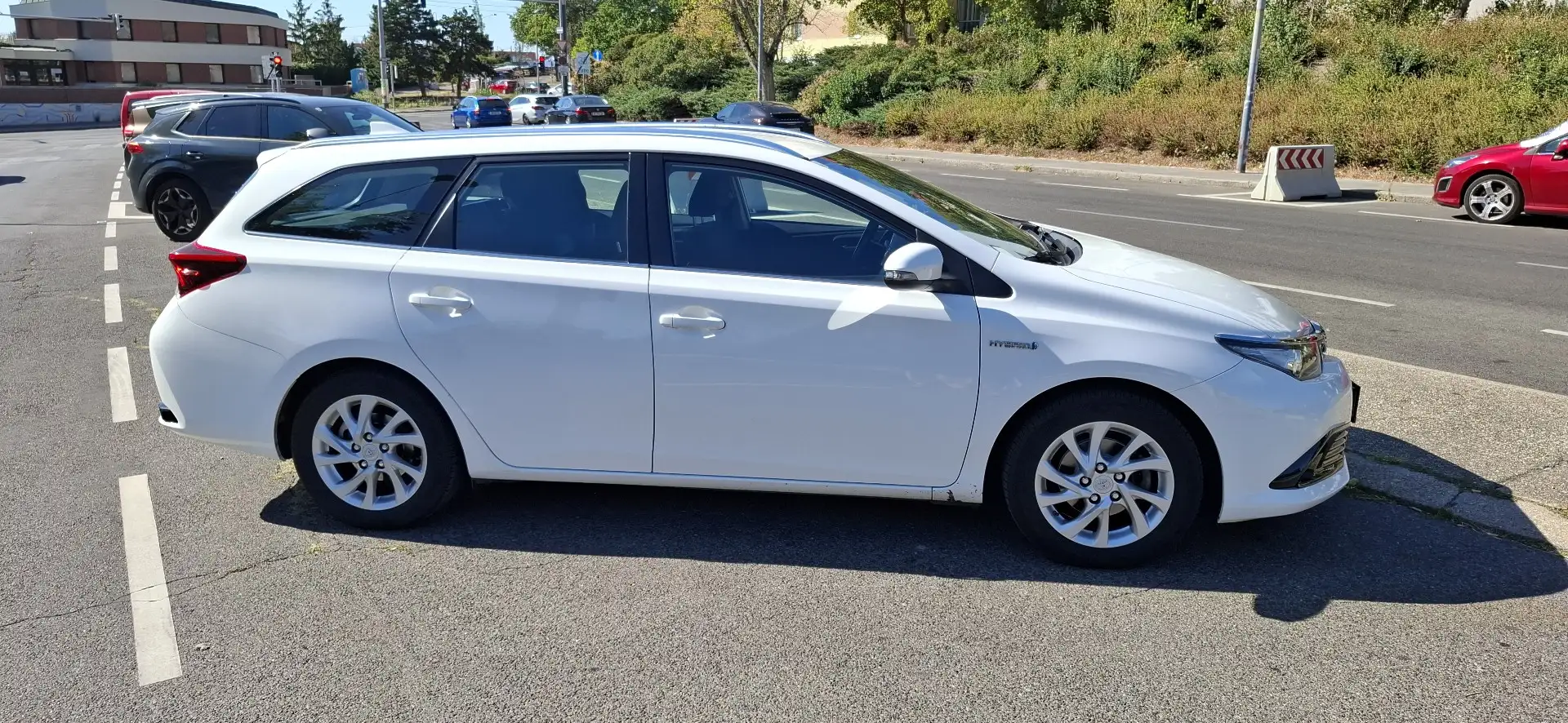 Toyota Auris Touring Sports Kombi 1,8 VVT-i Hybrid Active - 1
