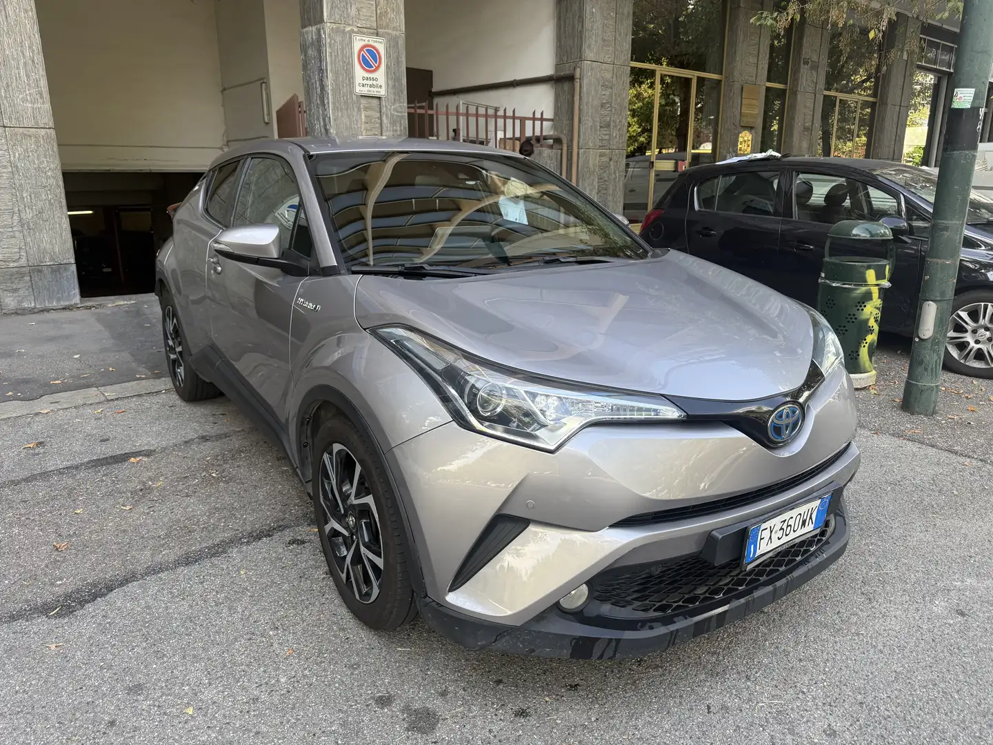 Toyota C-HR C-HR I 2016 1.8h Lounge 2wd e-cvt my18 Grigio - 1