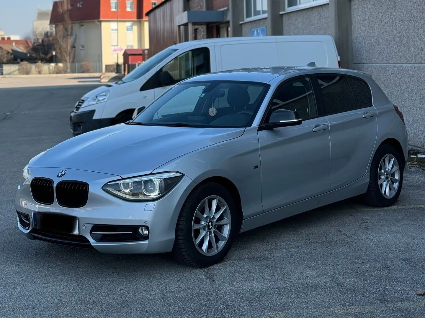 BMW 118 i Aut.*Sportpaket*Parksensor*Sitzheizung* Grau - 2