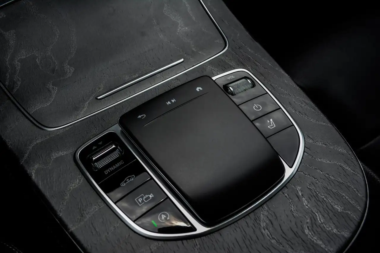 Mercedes-Benz E-Class снимка Mercedes-Benz E-Class