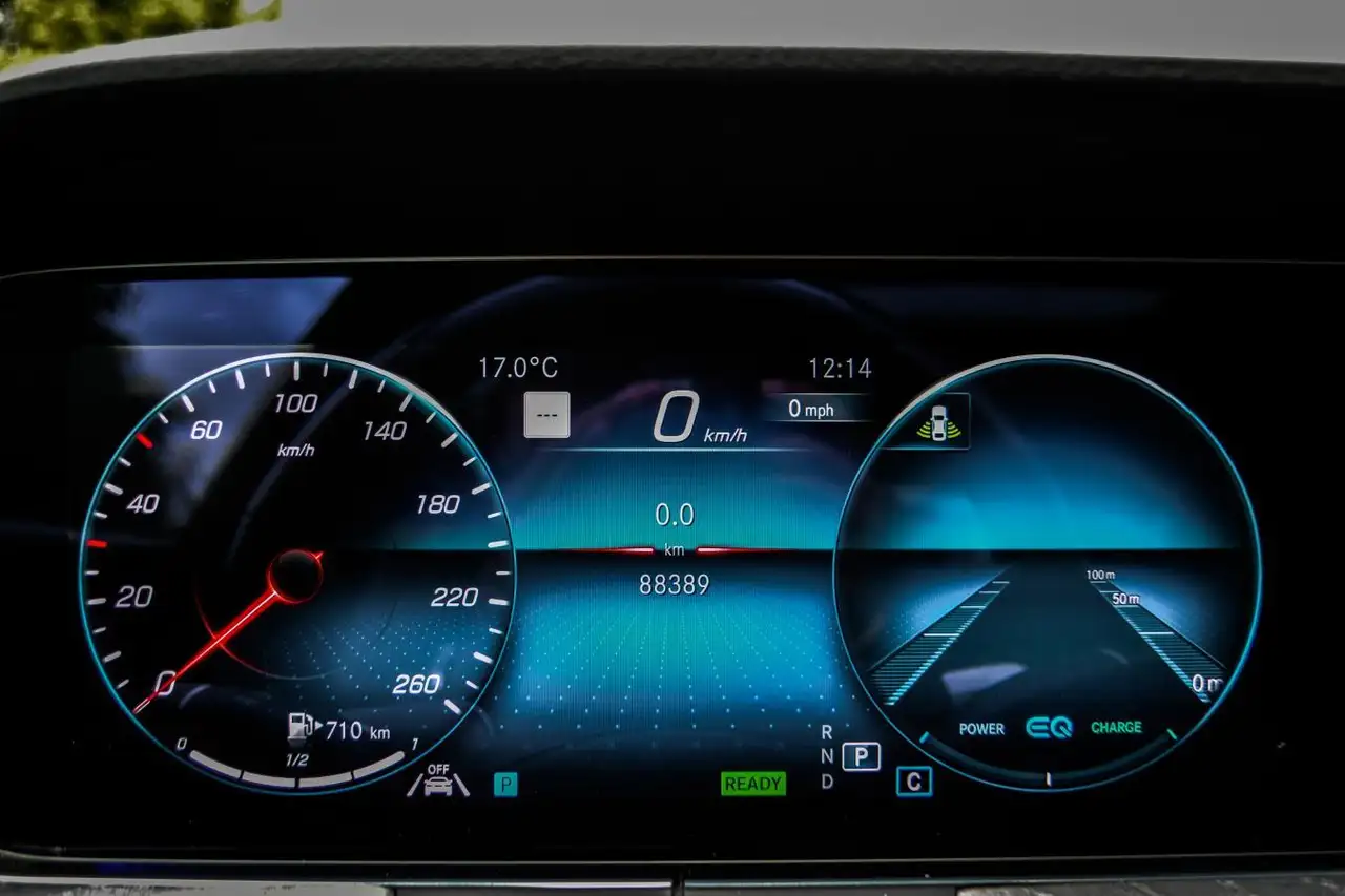 Mercedes-Benz E-Class снимка Mercedes-Benz E-Class