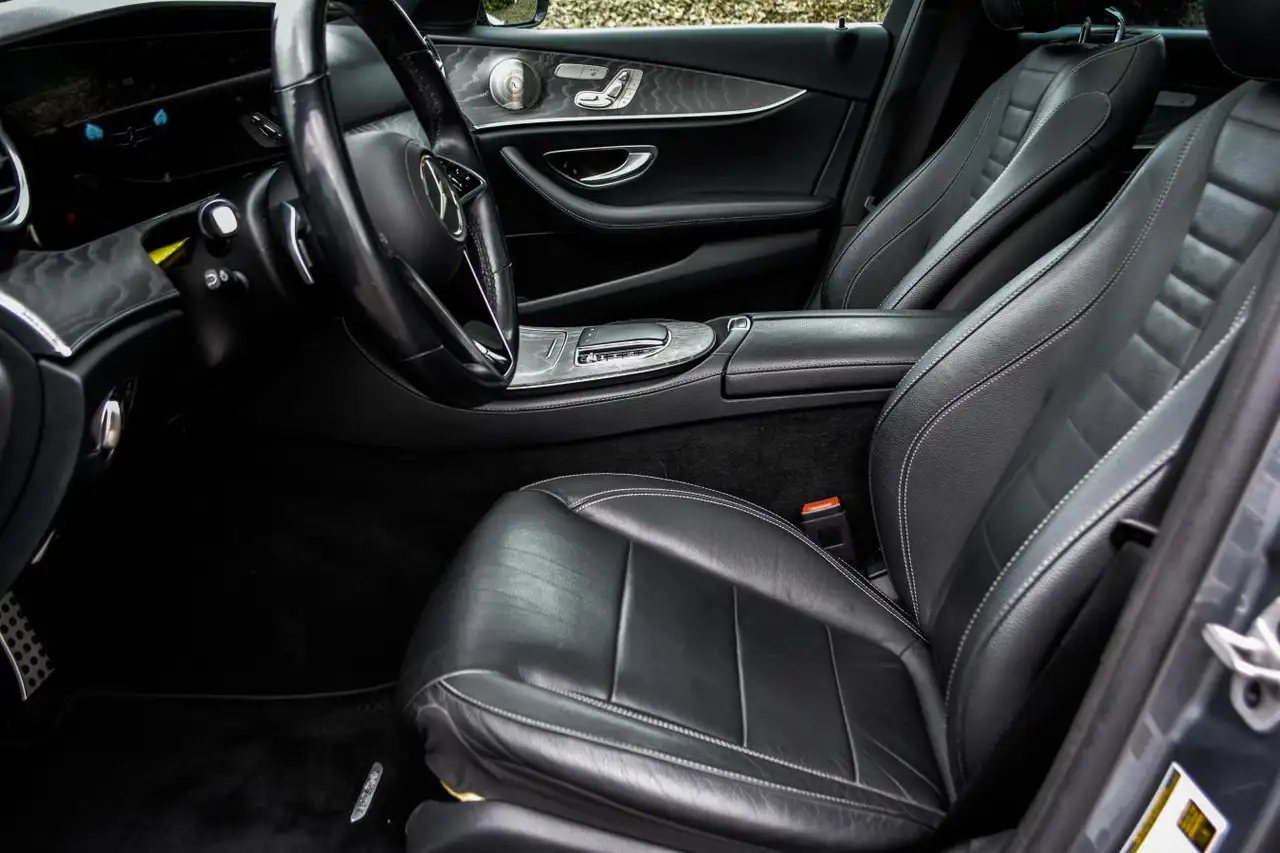 Mercedes-Benz E-Class снимка Mercedes-Benz E-Class