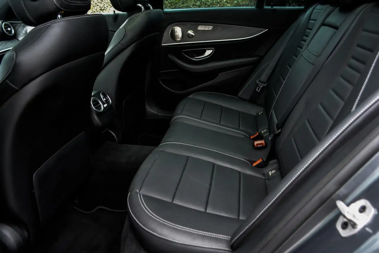 Mercedes-Benz E-Class снимка Mercedes-Benz E-Class