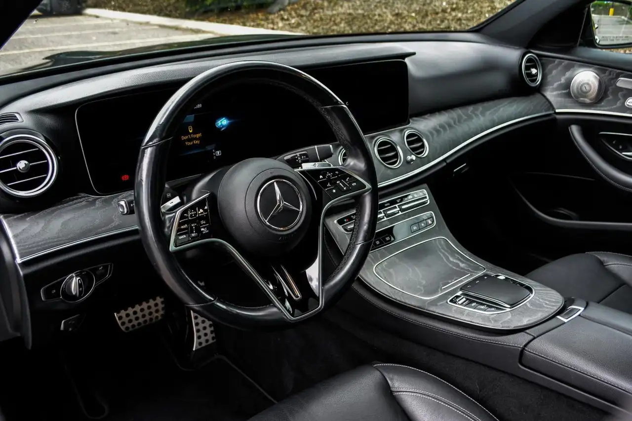 Mercedes-Benz E-Class снимка Mercedes-Benz E-Class