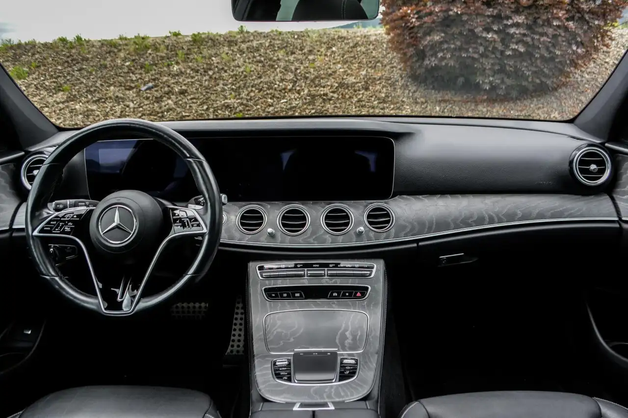 Mercedes-Benz E-Class снимка Mercedes-Benz E-Class