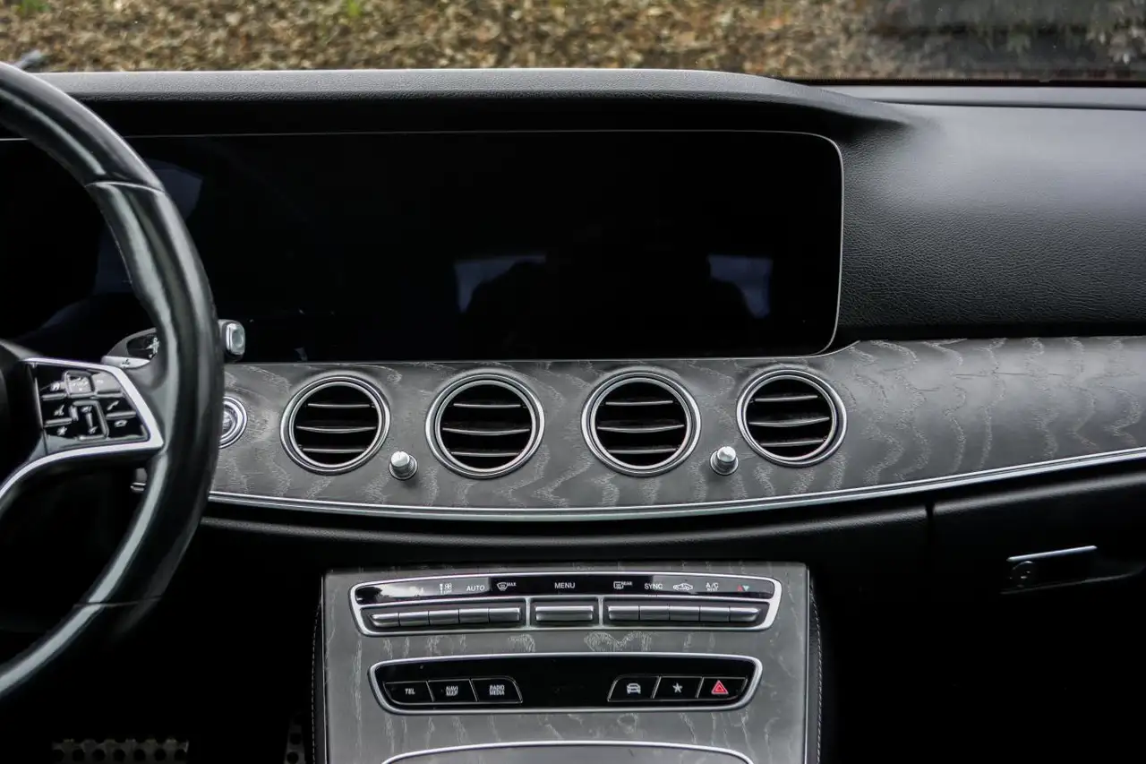 Mercedes-Benz E-Class снимка Mercedes-Benz E-Class