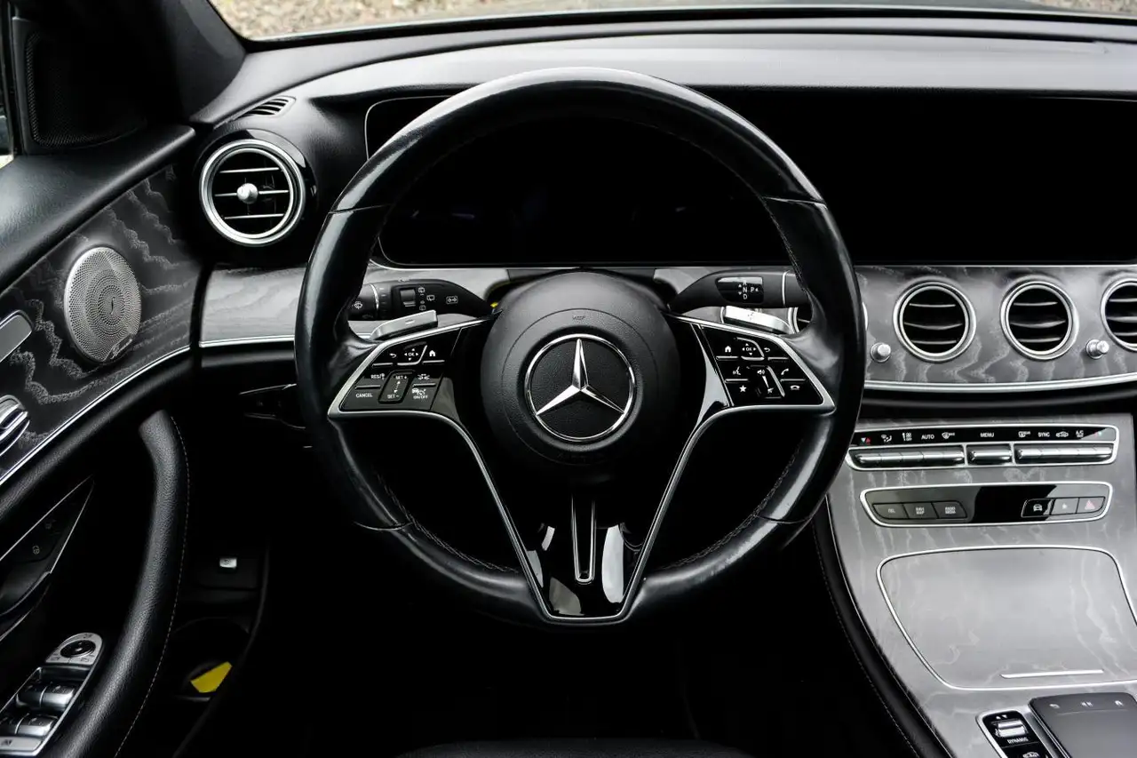 Mercedes-Benz E-Class снимка Mercedes-Benz E-Class