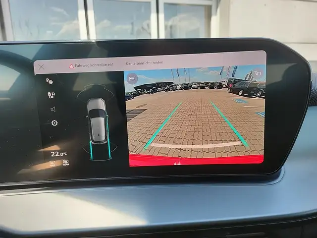 Audi Q3 view 14