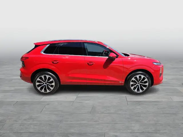 Audi Q3 view 6