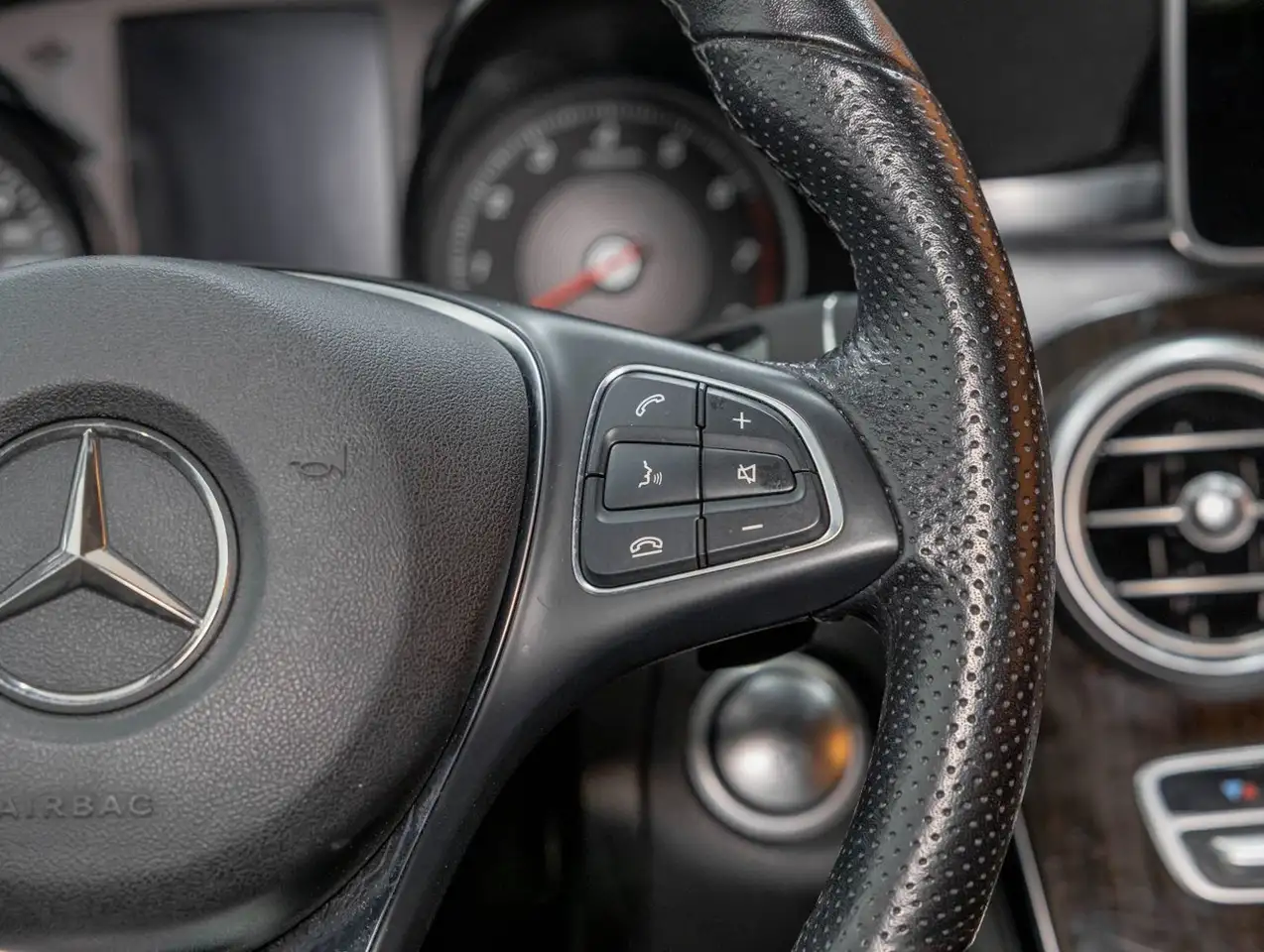 Mercedes-Benz GLC снимка Mercedes-Benz GLC