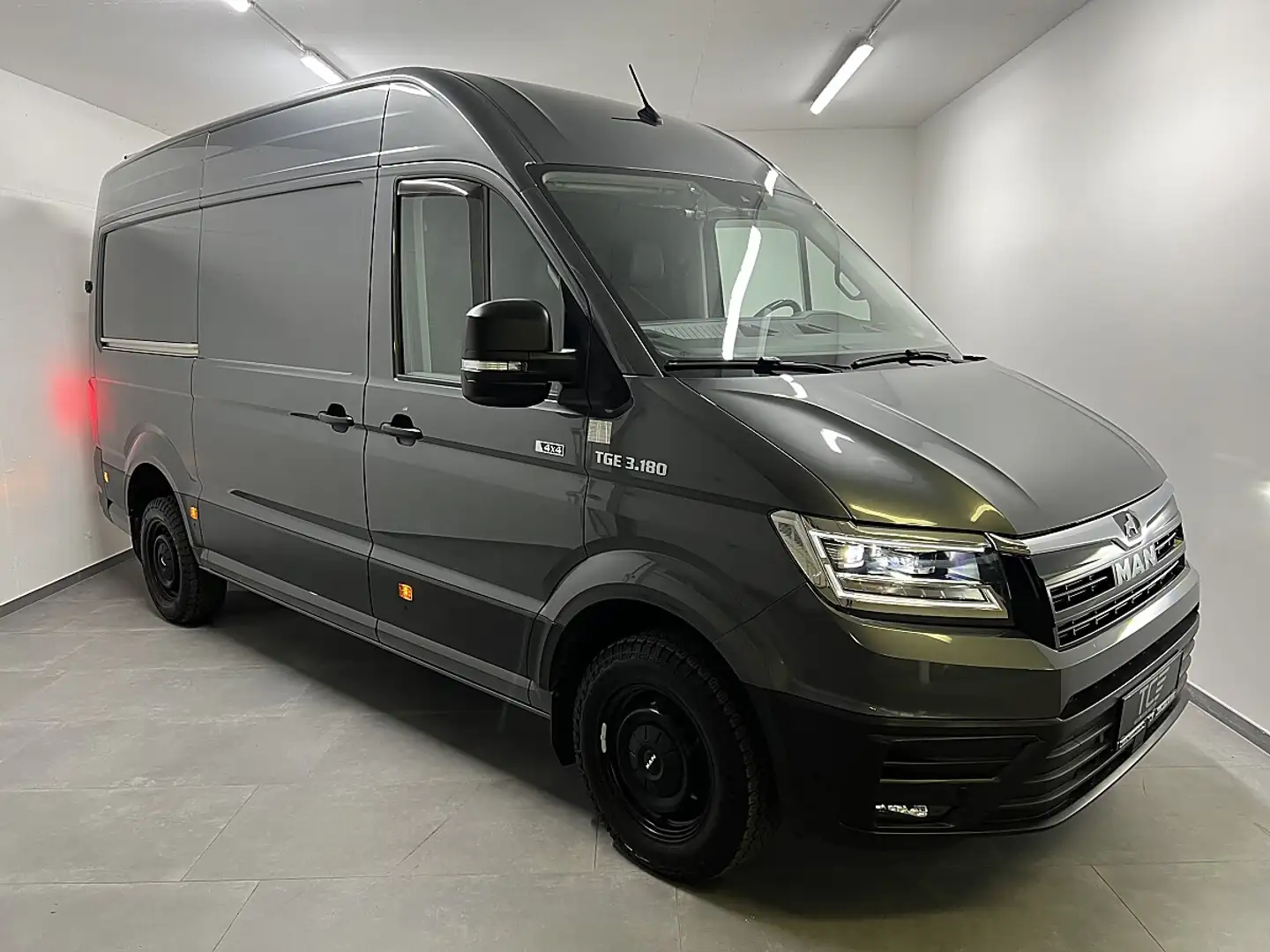 MAN TGE 3.180 Kasten L2H2 4x4 Aut.ACC, RFK,  AHK, A... Grau - 1