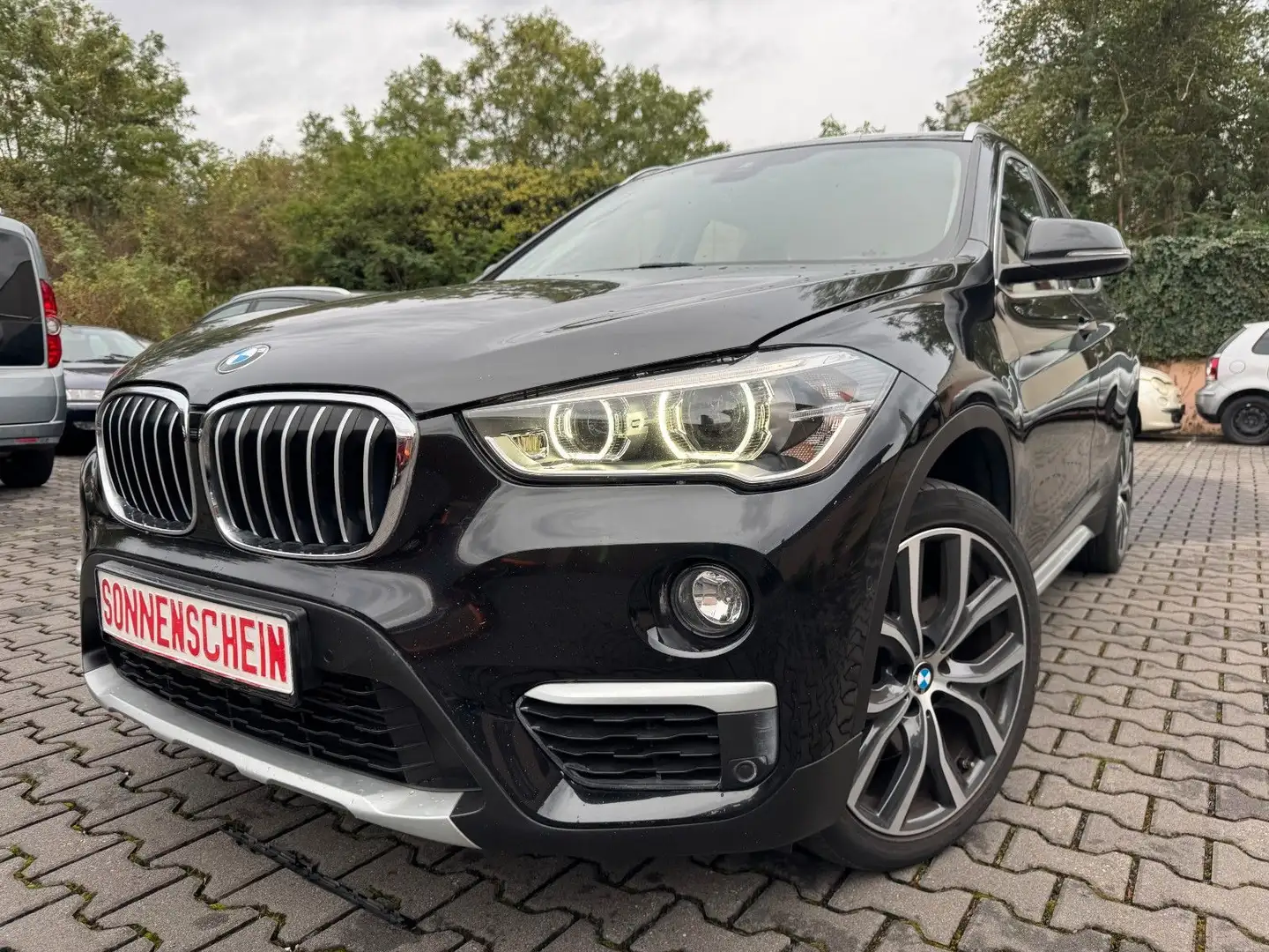 BMW X1 xDrive 20i xLine Schwarz - 1