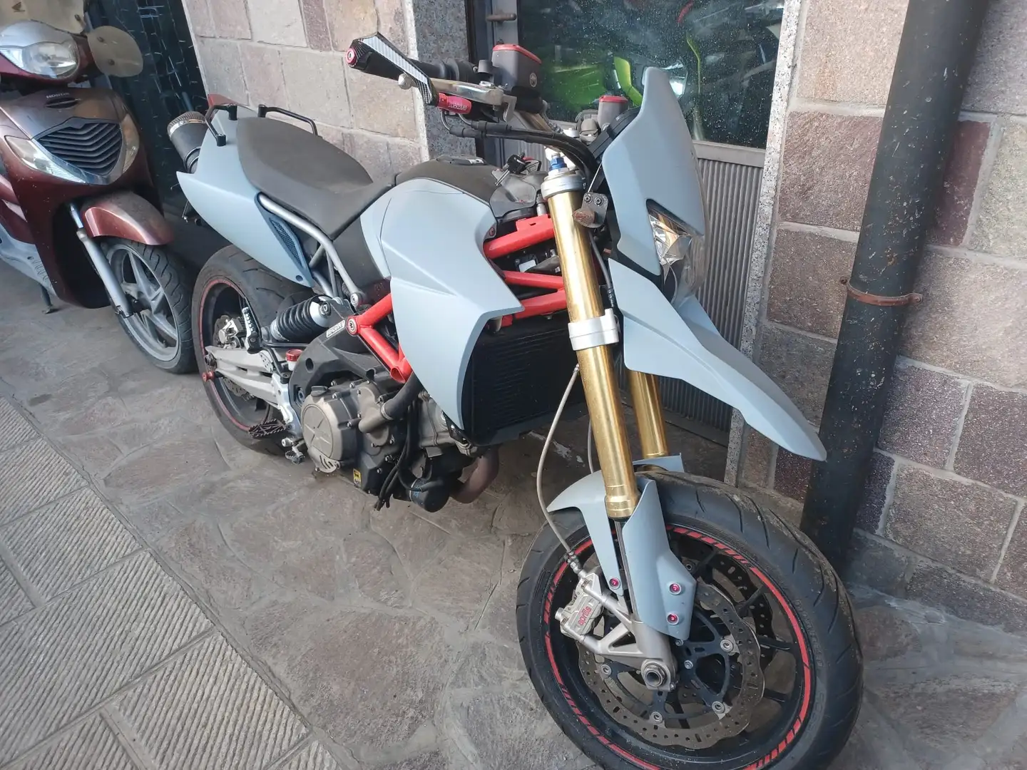 Aprilia Dorsoduro Factry 750 Сірий - 1