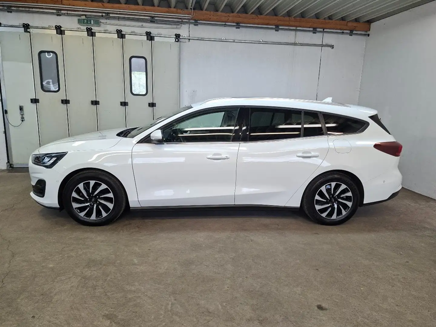 Ford Focus 1,5 EcoBlue Aut. Titanium, AHK, LED, Navi Weiß - 2