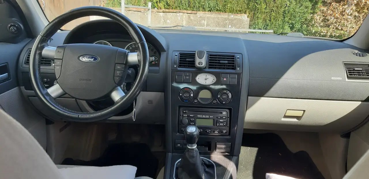 Ford Mondeo 2.0i Ghia, foto 3