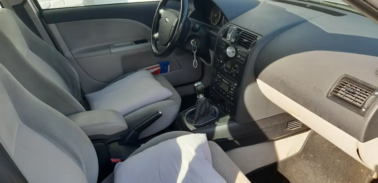 Ford Mondeo 2.0i Ghia, foto 4