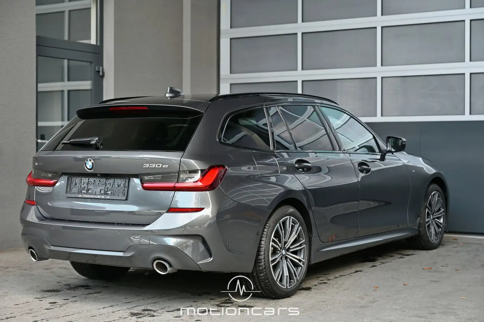 BMW 330 e xDrive 3er Kombi M-Paket Pickerl NEU Grau - 2