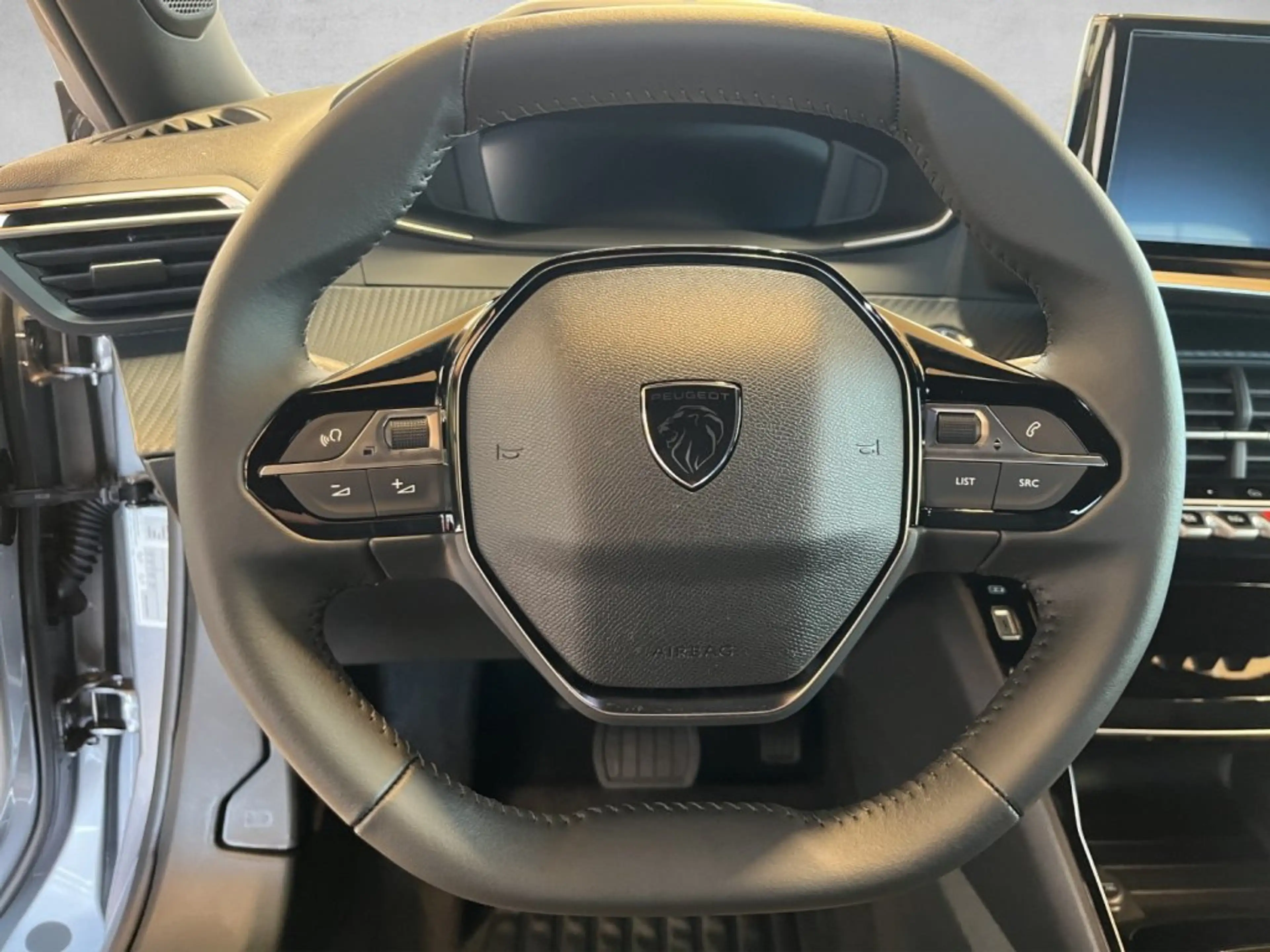 Peugeot 2008 Allure MHEV 145 e-DCS6 — photo 10