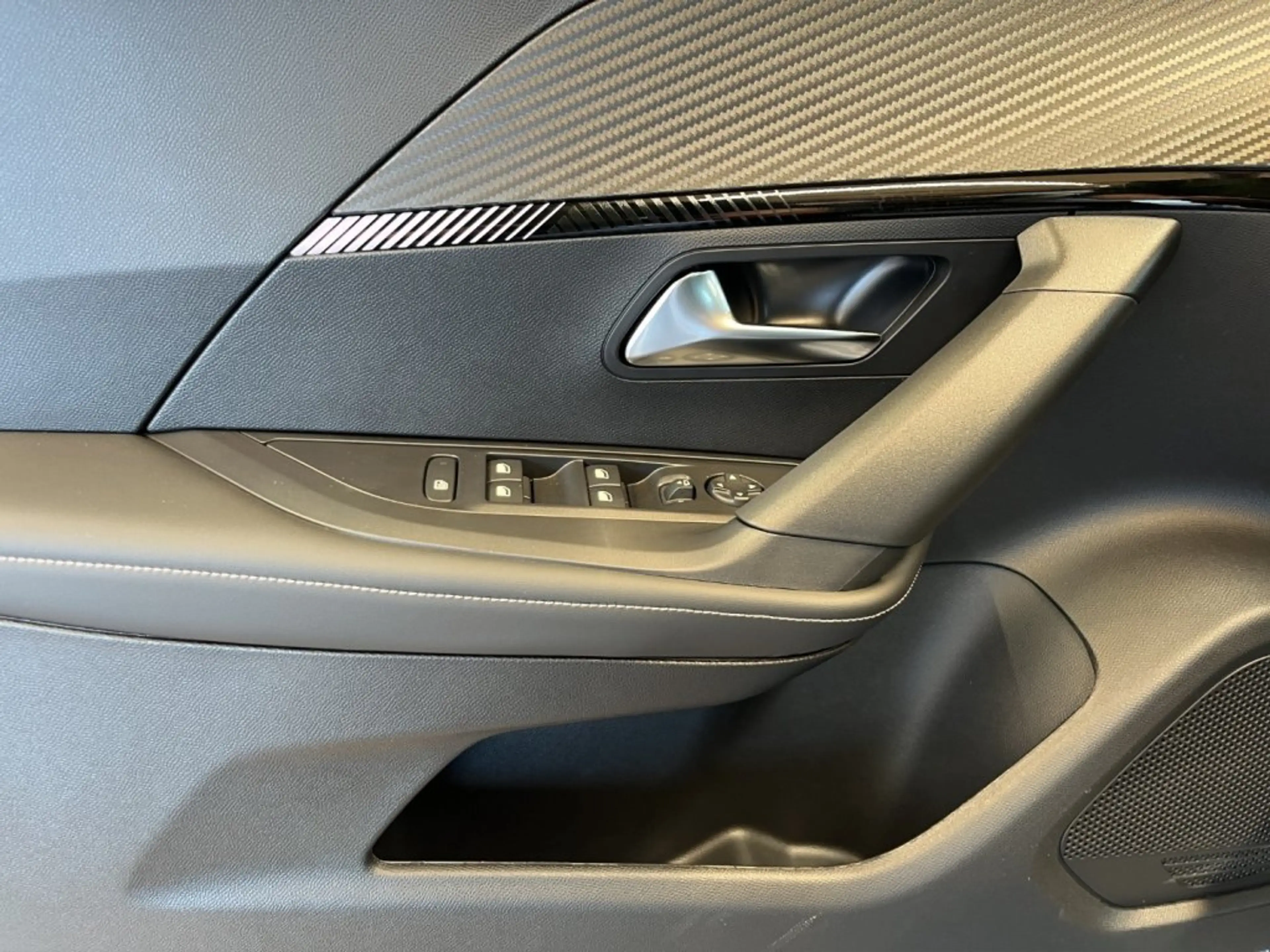 Peugeot 2008 Allure MHEV 145 e-DCS6 — photo 12