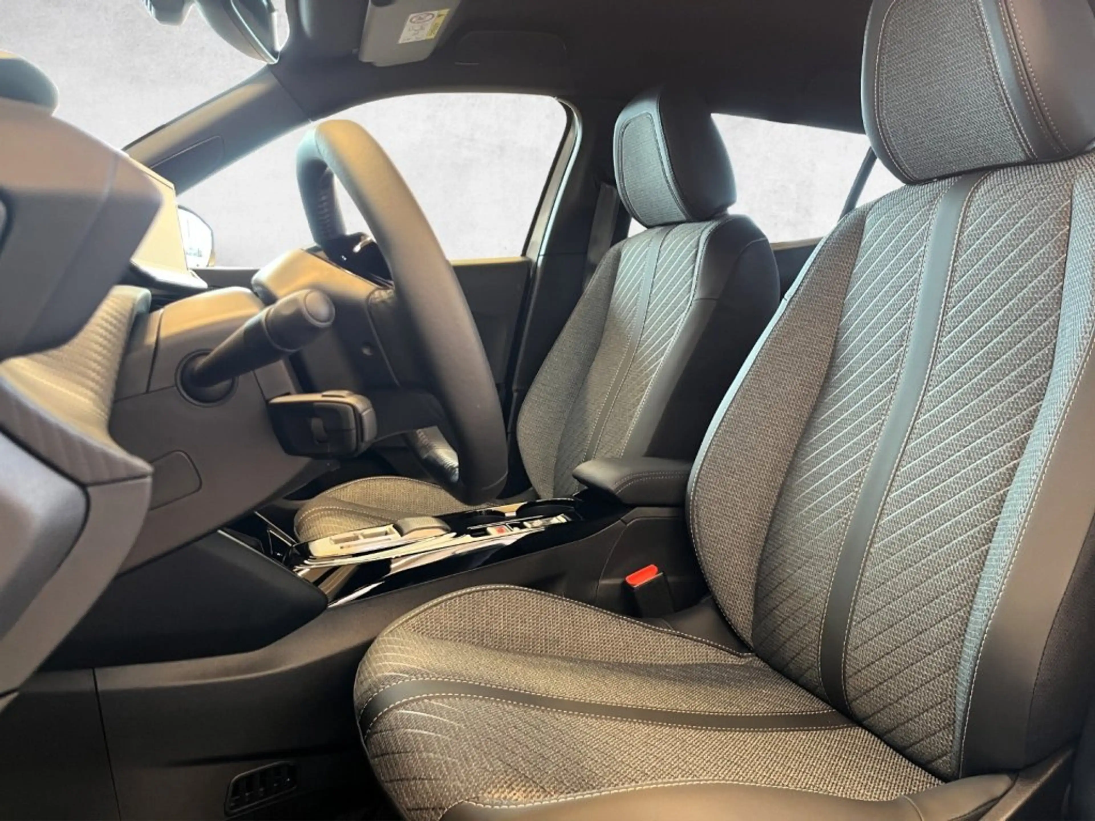 Peugeot 2008 Allure MHEV 145 e-DCS6 — photo 9
