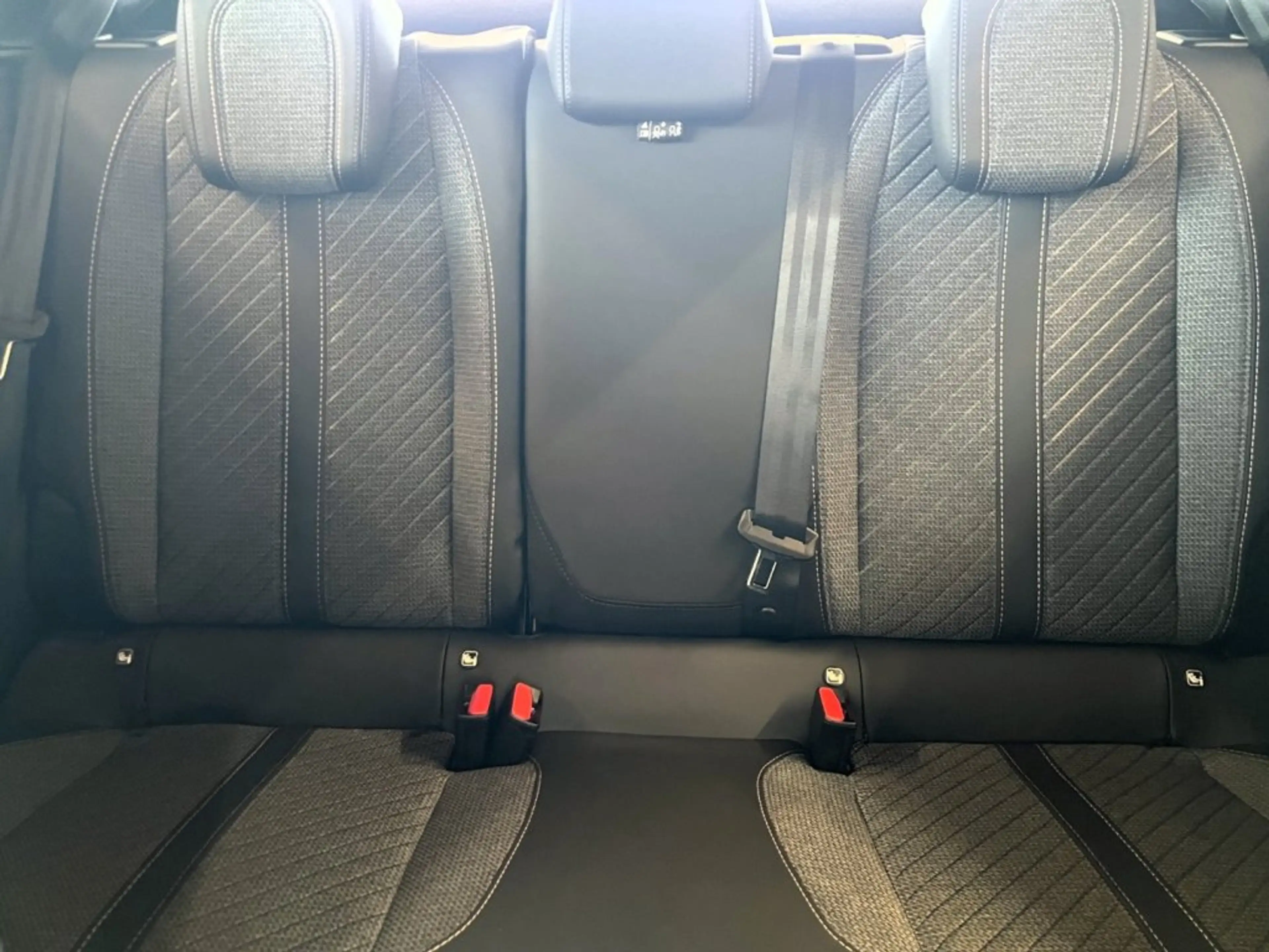 Peugeot 2008 Allure MHEV 145 e-DCS6 — photo 13