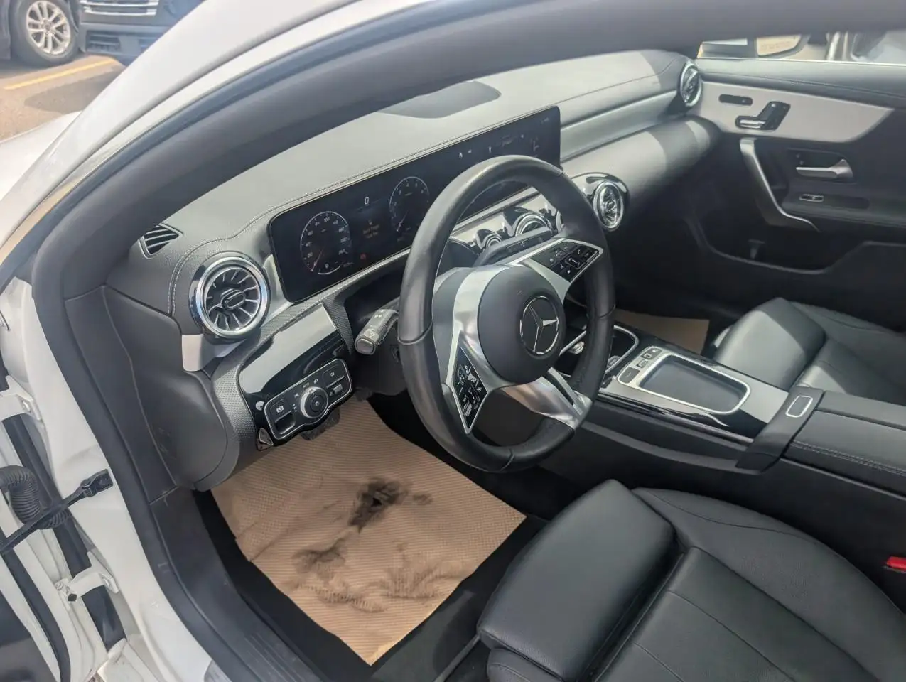 Mercedes-Benz CLA снимка Mercedes-Benz CLA