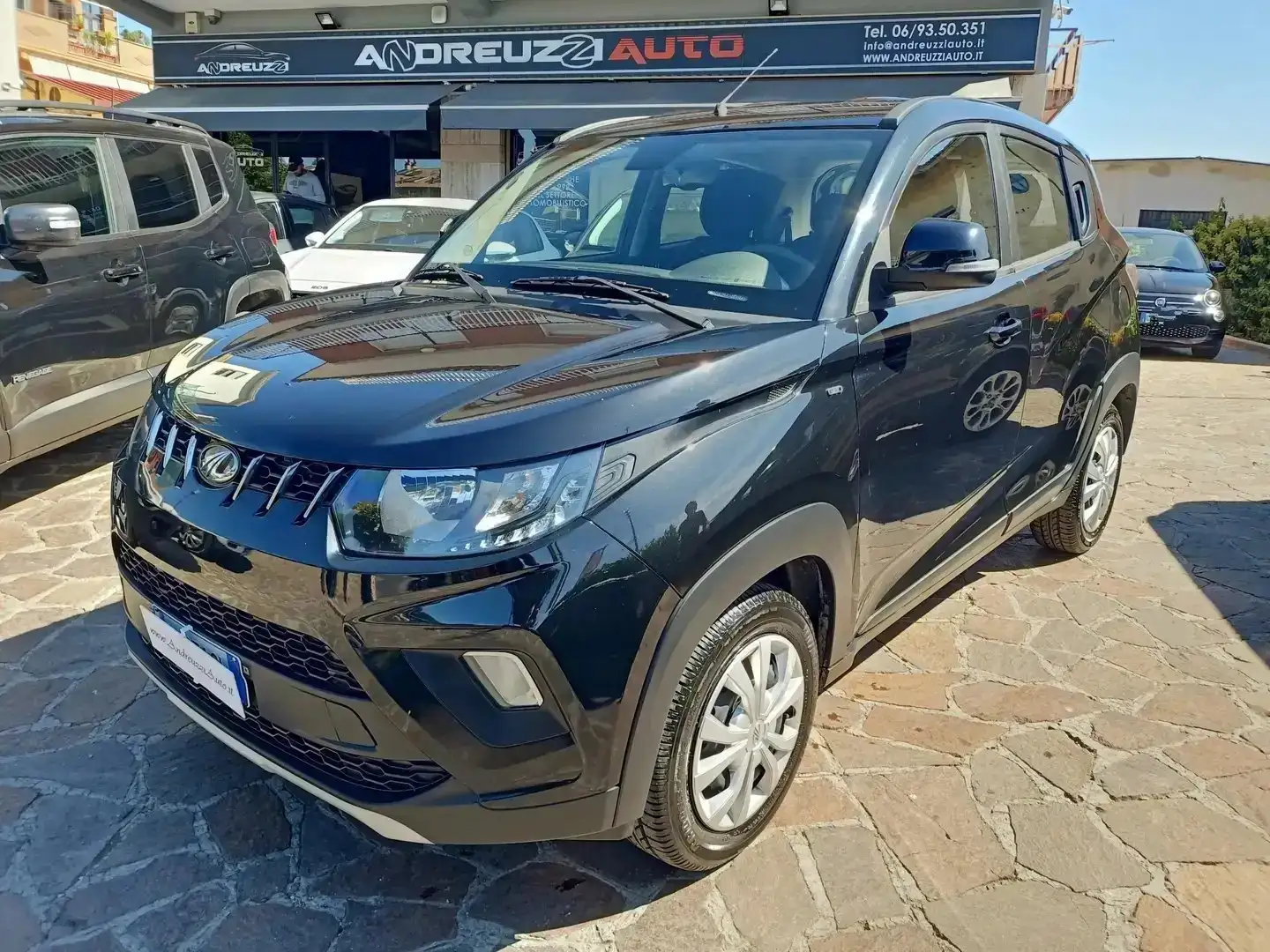 Mahindra KUV100 1.2 K6+ m-bifuel Schwarz - 1