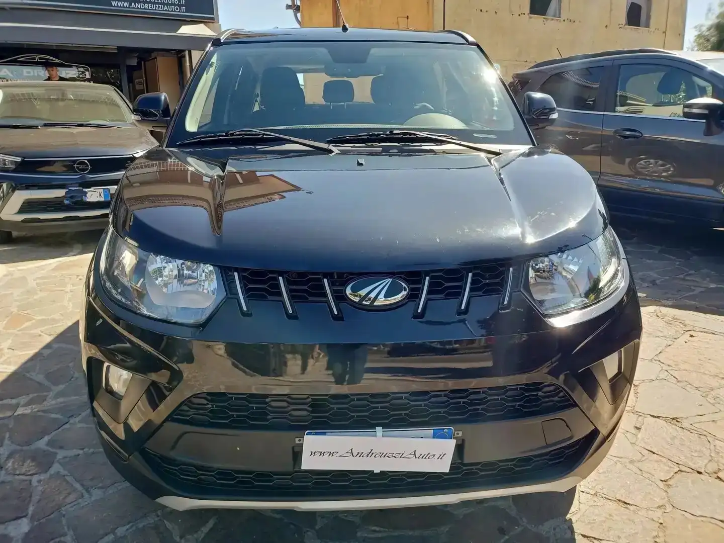 Mahindra KUV100 1.2 K6+ m-bifuel Schwarz - 2